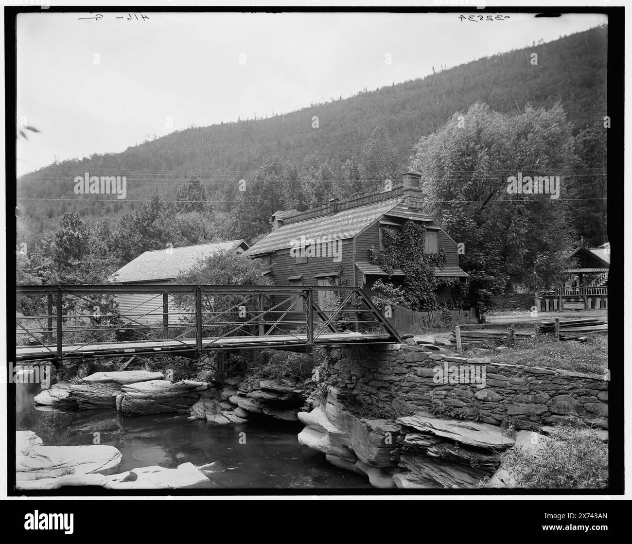 Vecchio studio dell'artista Hall, vicino a Palenville, Catskill MTS., N.Y., titolo da giacca. '416 G' su negative., Detroit Publishing Co. n. 032834., Gift; State Historical Society of Colorado; 1949, Hall, George Henry, 1825-1913. , Studi di artisti. , Montagne. , Fiumi. , Ponti. , Stati Uniti, New York (State), Catskill Mountains. , Stati Uniti, New York (State), Kaaterskill Clove. , Stati Uniti, New York (Stato), Palenville. Foto Stock