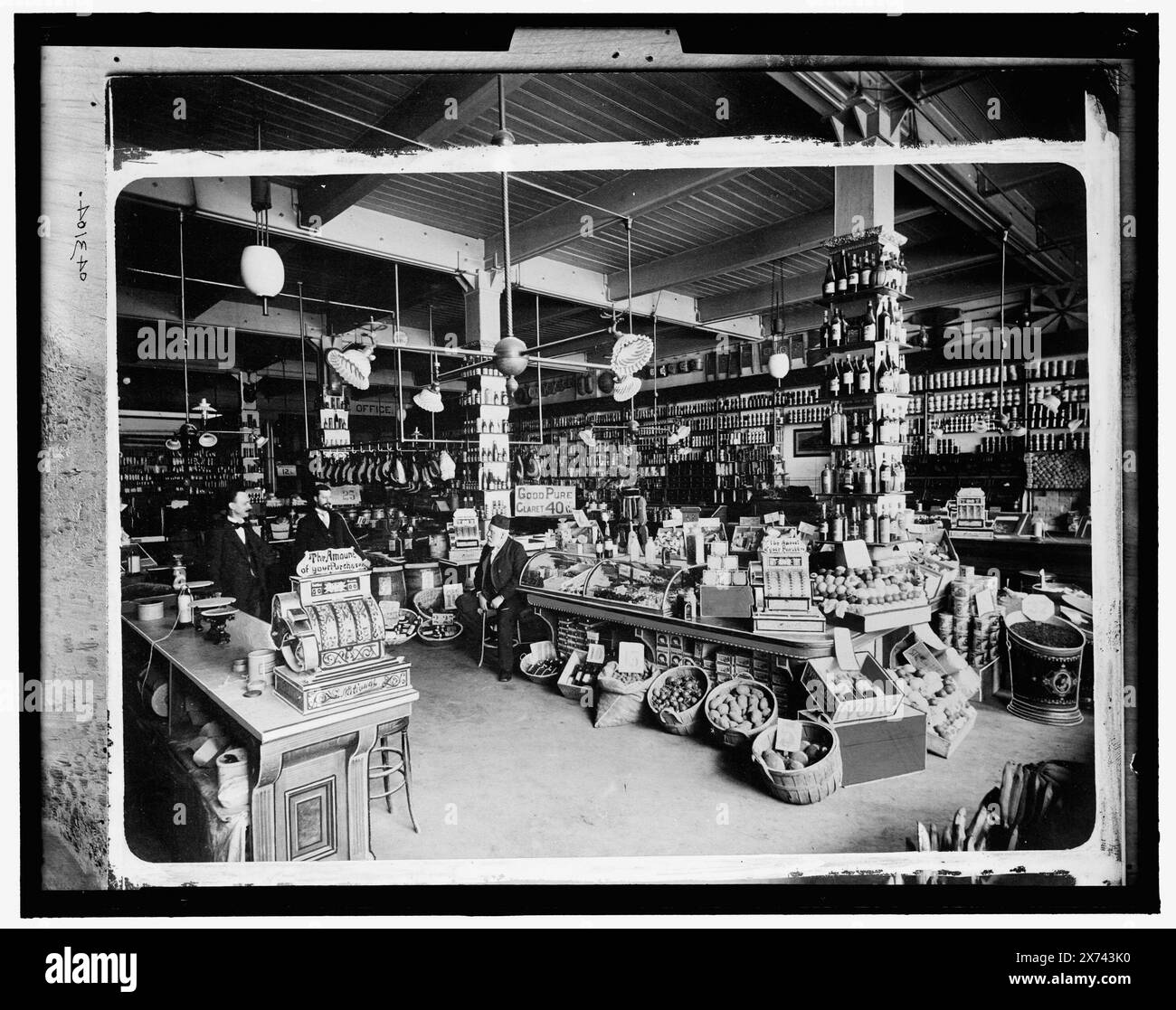 A. Moll, alimentari, St. Louis, Mo., titolo da giacca., "Made especially for the National Cash Register Company" su giacca. "34" su negative., Detroit Publishing Co. n. 043104., Gift; State Historical Society of Colorado; 1949, negozi di alimentari. , Interni. , Registratori di cassa. , Stati Uniti, Missouri, Saint Louis. Foto Stock