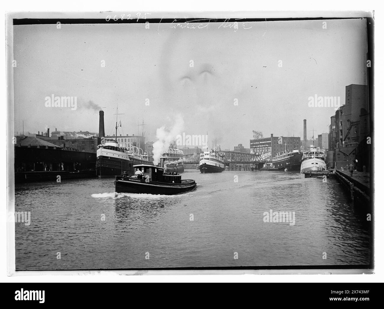 Scena sul fiume Chicago con battello a vapore e lungomare industriale, Chicago, titolo ideato da cataloger., Detroit Publishing Co. N. 068295., Gift; State Historical Society of Colorado; 1949, Rivers. , Battelli a vapore. , Stati Uniti, Illinois, Chicago. , Stati Uniti, Illinois, fiume Chicago. Foto Stock