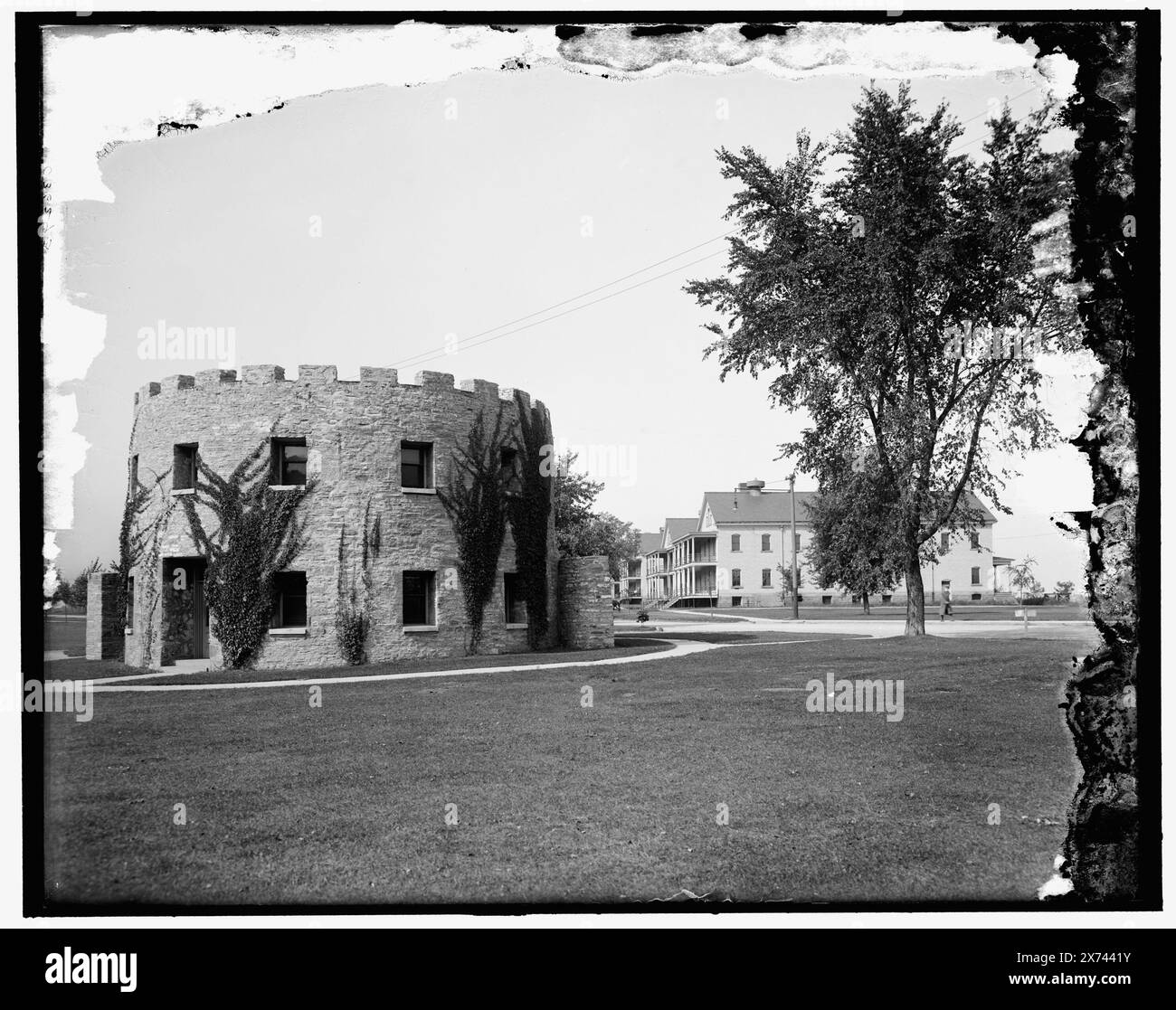 Vecchia torre rotonda e nuova caserma, ft. Snelling, Minn., Title from jacket., 'G 4700' on negative., Detroit Publishing Co. No 036293., Gift; State Historical Society of Colorado; 1949, caserma. , Torri. , Forti e fortificazioni. , Stati Uniti, Minnesota, Fort Snelling. Foto Stock