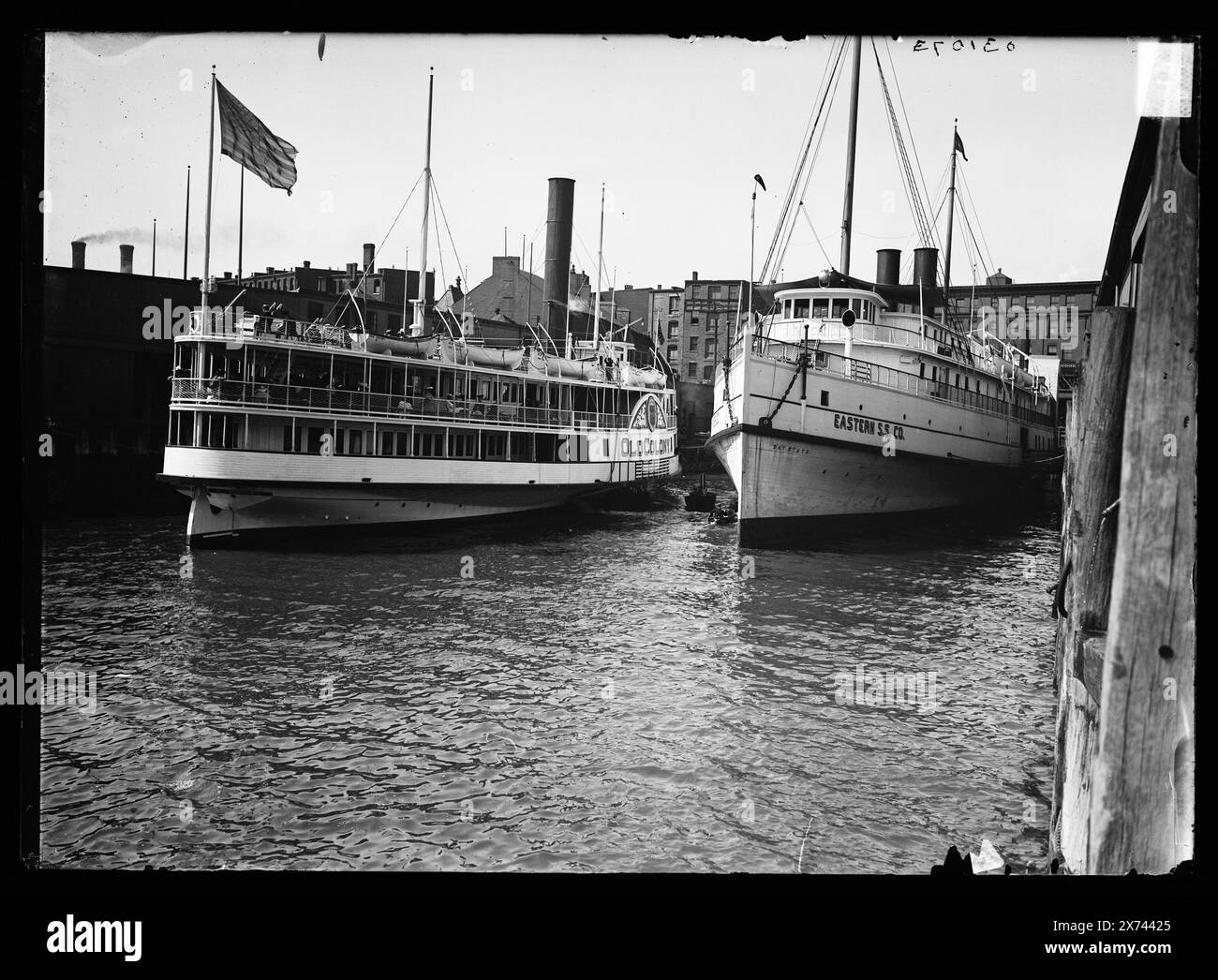 Old Colony e Bay State, ruote laterali, possibilmente in Massachusetts, titolo ideato da cataloger., '2878' su negative., Detroit Publishing Co. N. 031073., Gift; State Historical Society of Colorado; 1949, Old Colony (ruota laterale) , Bay State (ruota laterale) , ruote laterali. , Moli e moli. Foto Stock