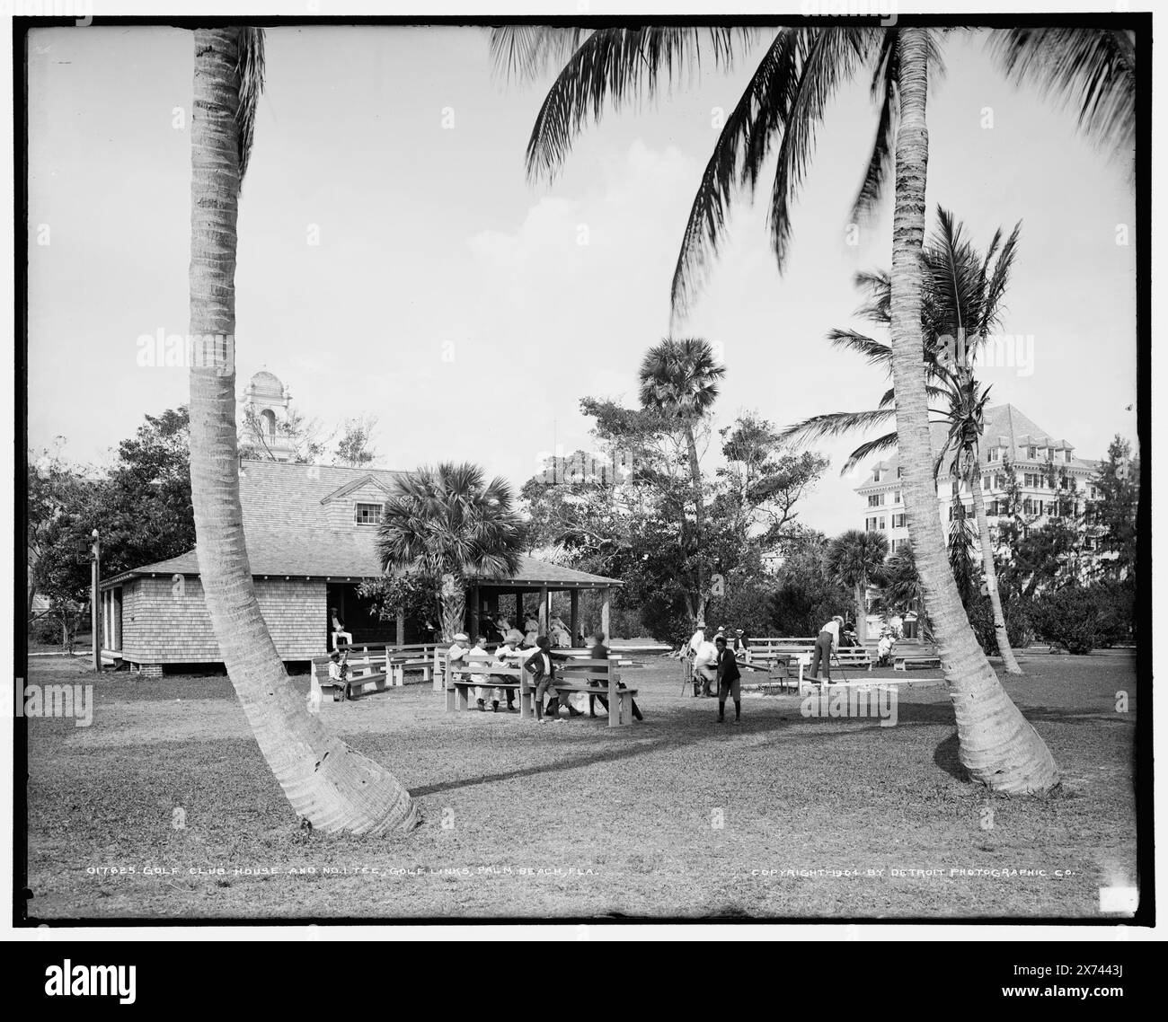 Golf club House e no 1 tee, golf links, Palm Beach, Flag., '111' su negative., Detroit Publishing Co. n. 017625., Gift; State Historical Society of Colorado; 1949, Clubhouses. , Golf. , Stati Uniti, Florida, Palm Beach. Foto Stock