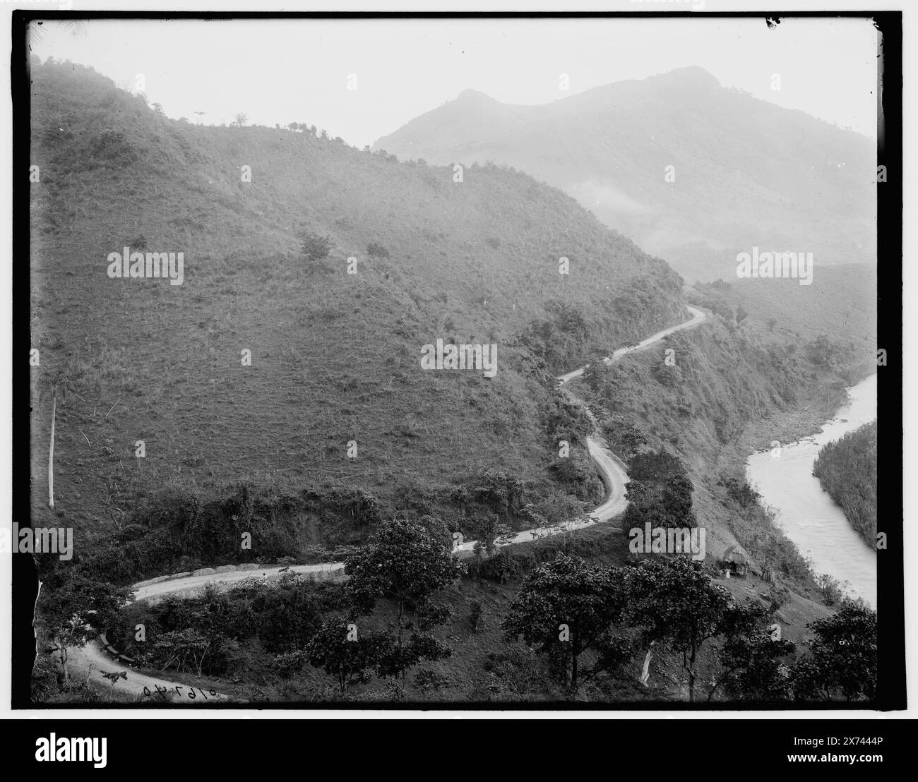 The Military Road, Puerto Rico, locale based on Detroit, Catalogue P (1906)., Detroit Publishing Co. N. 016740., Gift; State Historical Society of Colorado; 1949, Roads. , Montagne. , Porto Rico, San Juan. Foto Stock