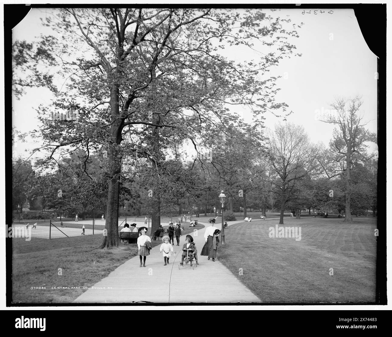 Central Park, Louisville, Ky., "G 4326" in negativo., Detroit Publishing Co. N. 070044., Gift; State Historical Society of Colorado; 1949, Parks. , Stati Uniti, Kentucky, Louisville. Foto Stock