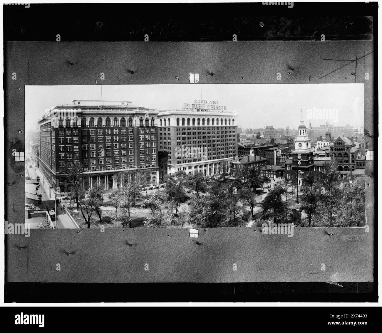 Independence Square, Philadelphia, Pa., Title from jacket., Attribution based on negative D414-K3499., include Curtis Publishing Company a sinistra, Tower of Independence Hall in primo piano a destra., No Detroit Publishing Co. N., Gift; State Historical Society of Colorado; 1949, Plazas. , Settore editoriale. , Edifici per uffici. , Capitoli. , Stati Uniti, Pennsylvania, Filadelfia. Foto Stock