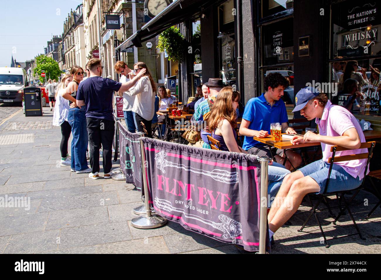St Andrews, Fife, Scozia, Regno Unito. 17 maggio 2024. Meteo nel Regno Unito: St Andrews sta vivendo un'incredibile ondata di caldo primaverile. Sia la gente del posto che i turisti trascorrono la giornata godendosi l'ondata di caldo primaverile nei caffè e nei pub di strada, insieme alla vita cittadina. Crediti: Dundee Photographics/Alamy Live News Foto Stock