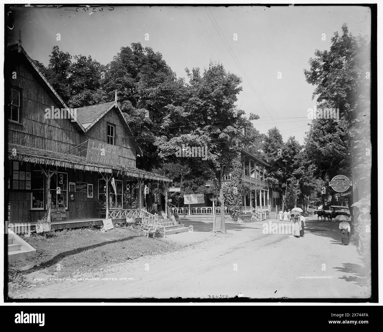 Vista sulla strada, Delaware Water Gap, Pa., negozio di souvenir a sinistra, "G 6342" su negative., Detroit Publishing Co. N. 072025., Gift; State Historical Society of Colorado; 1949, Streets. , Negozi di souvenir. , Stati Uniti, Pennsylvania, Delaware Water Gap. Foto Stock