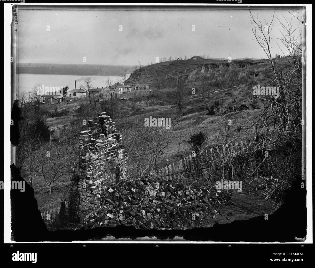 Devil's Backbone, Vicksburg, Miss., corresponding Glass Transparency (LC-D4-73 x) disponibile su videodisc frame 1A-28716., Detroit Publishing Co. N.. 05776., Gift; State Historical Society of Colorado; 1949, Battlefields. , Rovine. , Scogliere. , Vicksburg (Miss.), History, Siege, 1863. , Stati Uniti, Mississippi, Vicksburg. Foto Stock