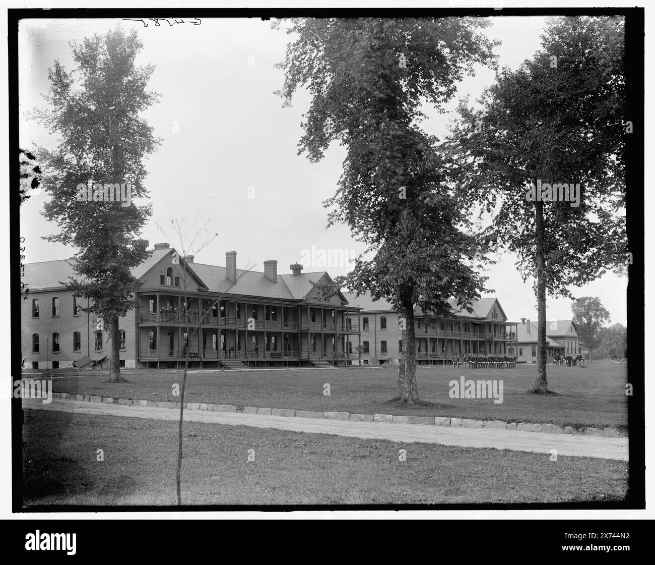 La caserma, Fort Brady, Sault Ste. Marie, Mich., Title from jacket., 'G 4585' on negative., Detroit Publishing Co. No 036254., Gift; State Historical Society of Colorado; 1949, caserma. , Forti e fortificazioni. , Stati Uniti, Michigan, Sault Sainte Marie. Foto Stock