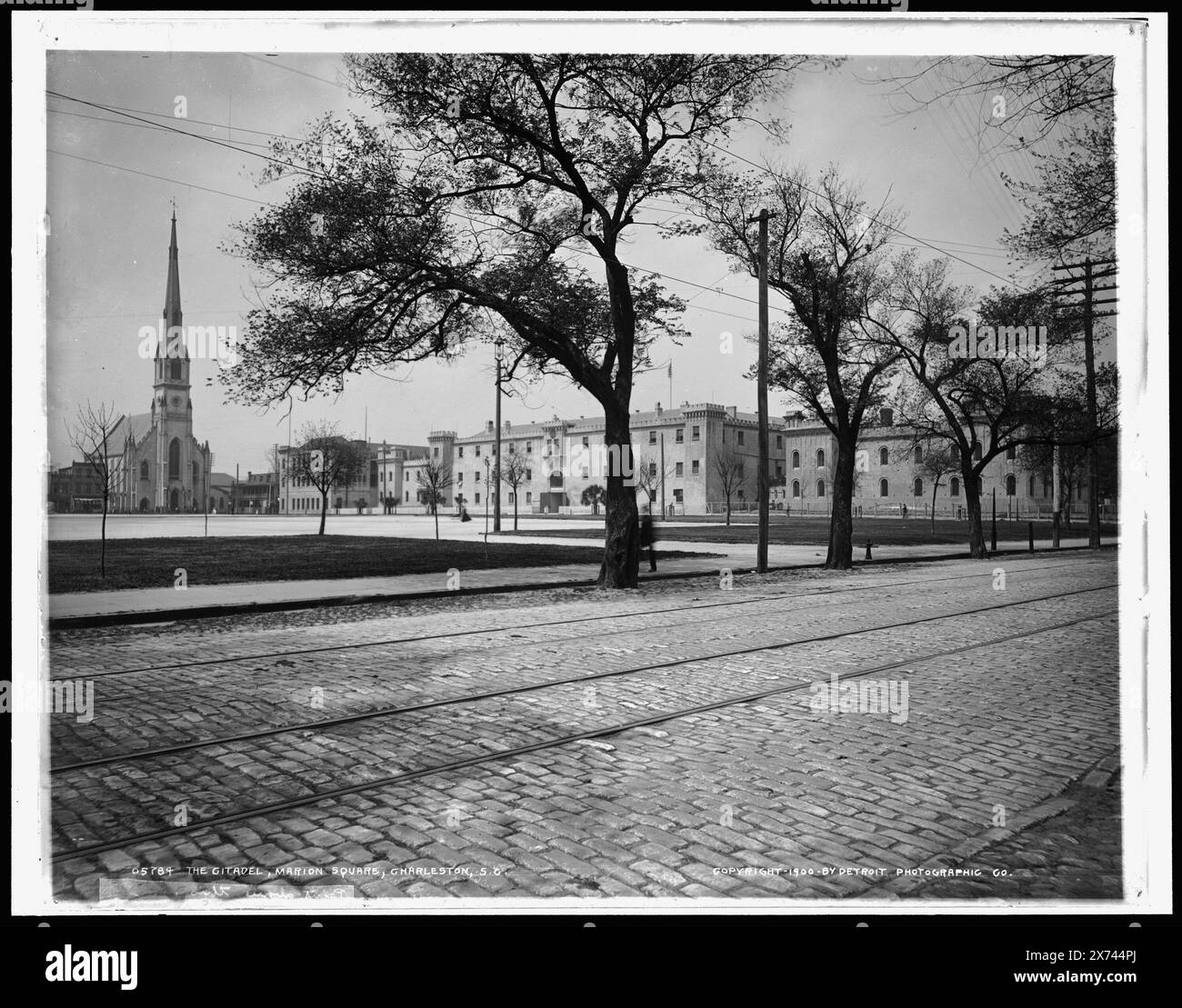 The Citadel, Marion Square, Charleston, S.C., corrispondente trasparenza in vetro (stesso codice di serie) disponibile su telaio videodisc 1A-28939., Detroit Publishing Co. N.. 05784., Gift; State Historical Society of Colorado; 1949, Military Education. , Strutture educative. , Plazas. , Stati Uniti, Carolina del Sud, Charleston. Foto Stock