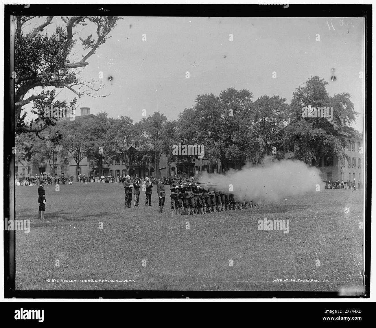 Volley Firing, U.S. Naval Academy, 'No. 11' e 'Detroit Photographic Co.' su negative., Detroit Publishing Co. No 021377., Gift; State Historical Society of Colorado; 1949, United States Naval Academy. , Istruzione militare. , Università e college. , Addestramento militare. , Stati Uniti, Maryland, Annapolis. Foto Stock