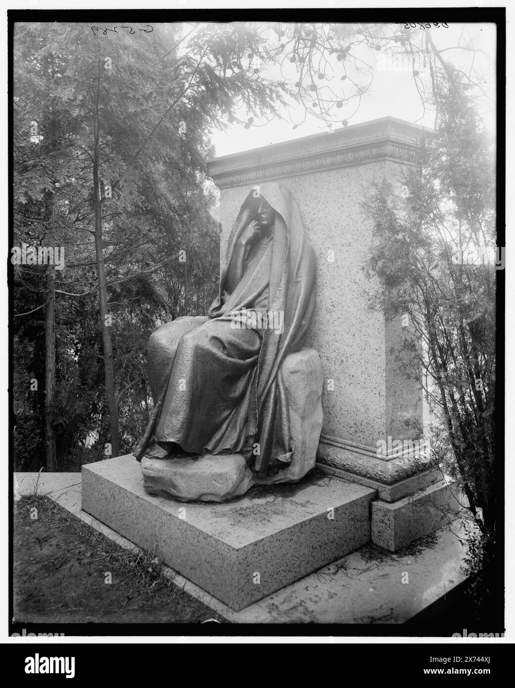 Washington, D.C., Grief (Adams Monument) di St. Gaudens, Rock Creek Cemetery, Title from jacket., 'G 5289' on negative., Detroit Publishing Co. No 036805., Gift; State Historical Society of Colorado; 1949, Tombe e monumenti sepolcrali. , Cimiteri. , Stati Uniti, Distretto di Columbia, Washington (D.C.) Foto Stock