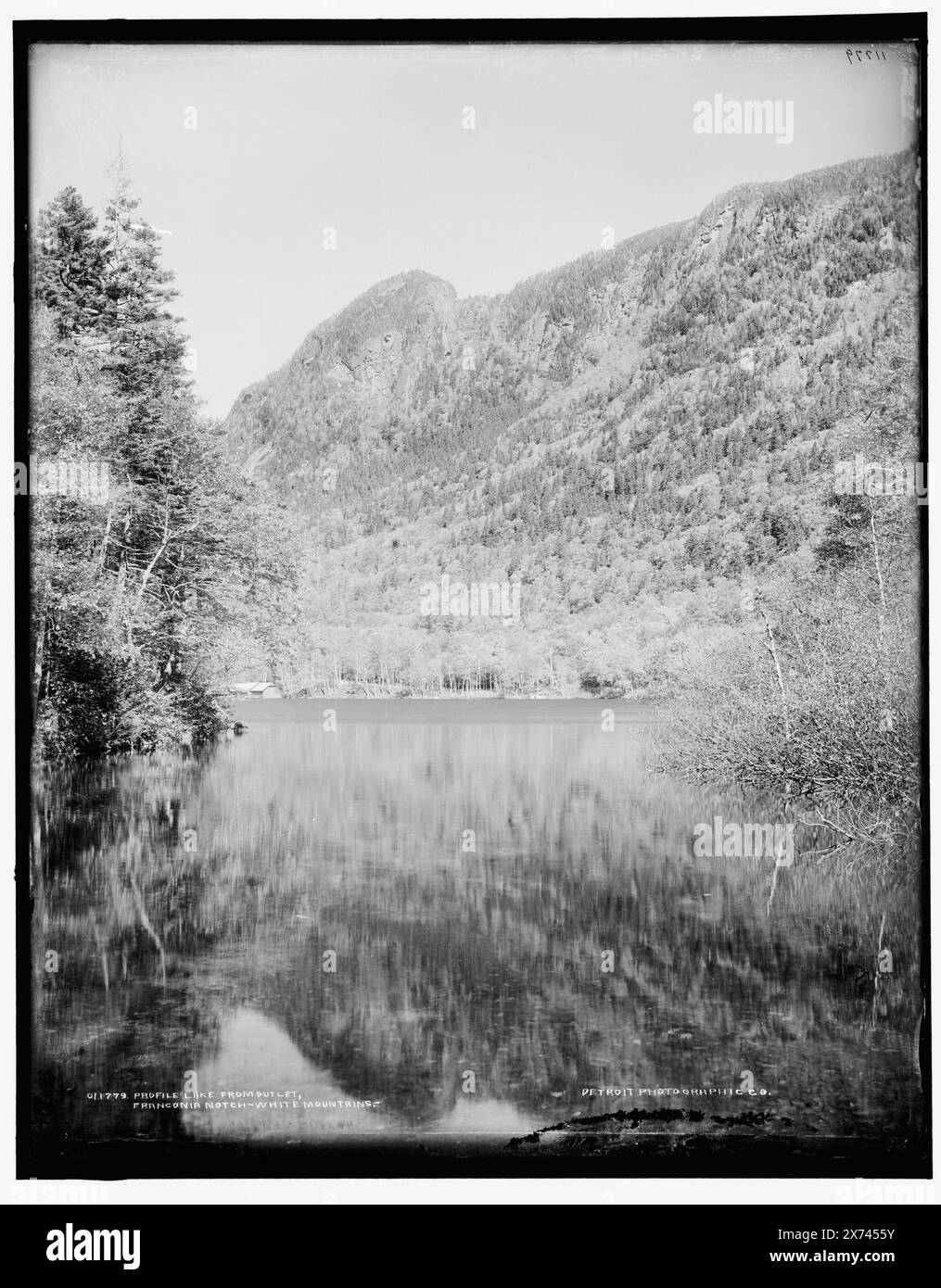 Profile Lake from outlet, Franconia Notch, White Mountains, Date based on Detroit, Catalogue J (1901)., Detroit Publishing Co. N. 011779., Gift; State Historical Society of Colorado; 1949, Lakes & Pond. , Passi (formazioni rocciose) , Montagne. , Stati Uniti, New Hampshire, White Mountains. , Stati Uniti, New Hampshire, Franconia Notch. , Stati Uniti, New Hampshire, Profile Lake. Foto Stock