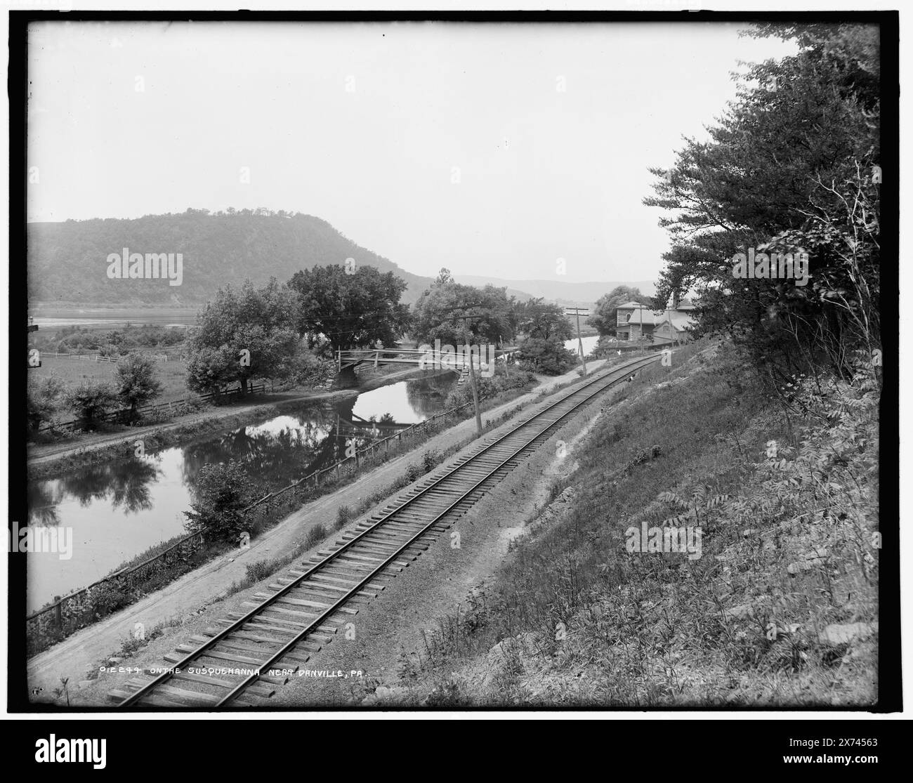 Sulla Susquehanna vicino a Danville, Pa., Detroit Publishing Co. No 012244., Gift; State Historical Society of Colorado; 1949, Rivers. , Ferrovie. , Stati Uniti, Pennsylvania, Danville. , Stati Uniti, Susquehanna River. Foto Stock