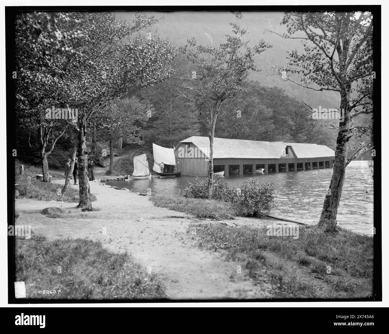 Franconia Notch, casetta sul lago Profile, White Mtns., N.H., titolo da giacca., '711' su negativo., Detroit Publishing Co. n. 032627., Gift; State Historical Society of Colorado; 1949, Boathouses. , Laghi e stagni. , Stati Uniti, New Hampshire, White Mountains. , Stati Uniti, New Hampshire, Franconia Notch. , Stati Uniti, New Hampshire, Profile Lake. Foto Stock