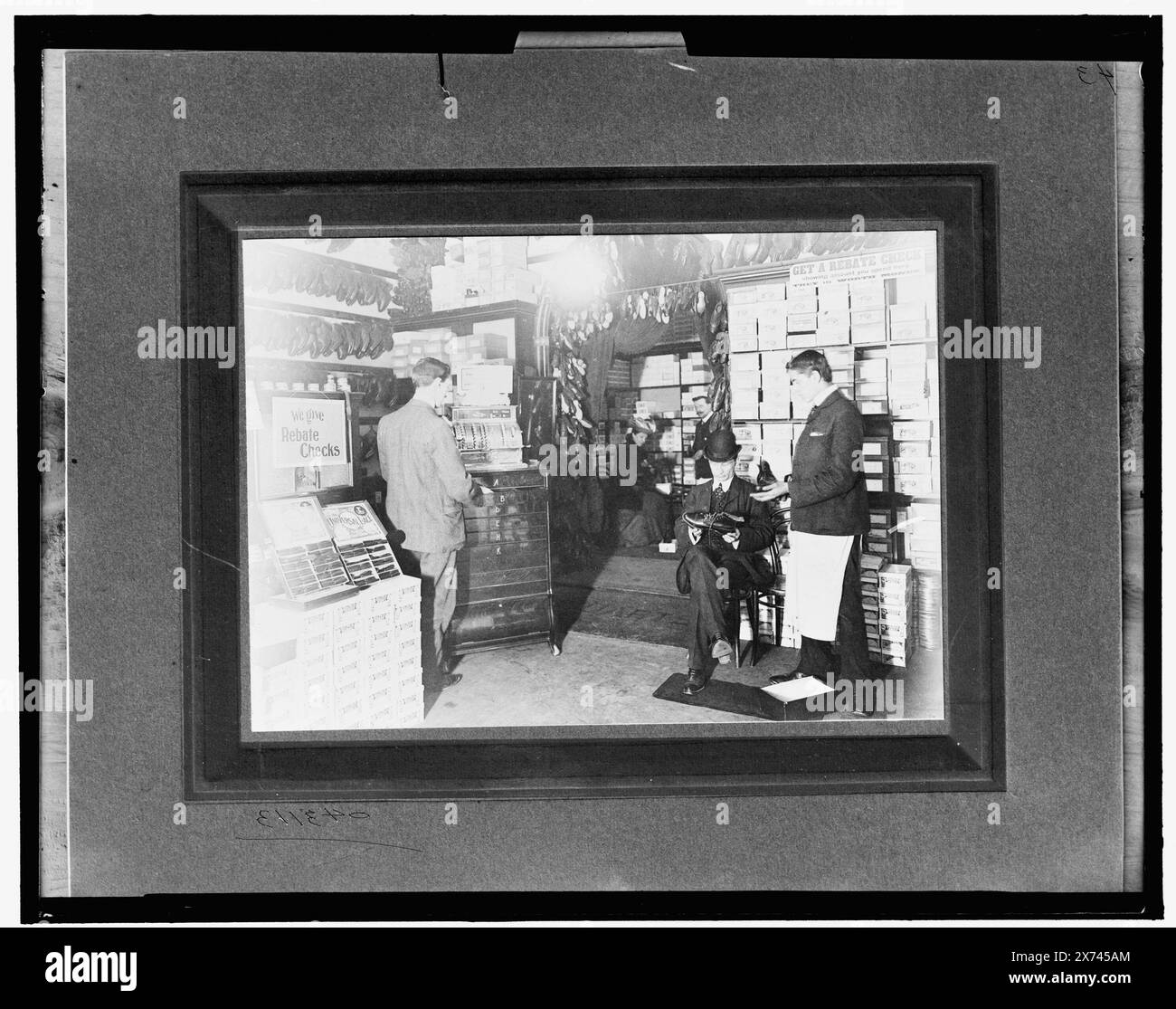 Stivali e scarpe, Stuarts Limited, Leicester, Ing., titolo da giacca., "Made especially for the National Cash Register Company" su giacca. "43" su negative., Detroit Publishing Co. n. 043113., Gift; State Historical Society of Colorado; 1949, negozi di scarpe. , Interni. , Registratori di cassa. Inghilterra, Leicestershire, Leicester. Foto Stock