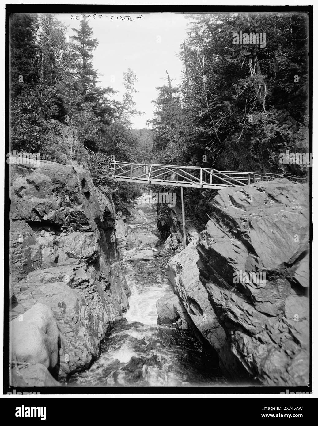 Lake Placid, Wilmington High Falls, The Flume, Adirondacks, N.Y. titolo da giacca., 'G 5417' su negativo., Detroit Publishing Co. n. 036930., Gift; State Historical Society of Colorado; 1949, Waterfalls. , Ponti pedonali. , Stati Uniti, New York (Stato), monti Adirondack. Foto Stock