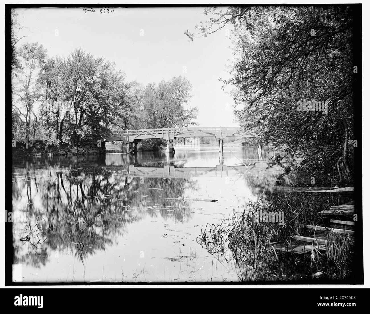 The Old Bridge, Concord, Transparency protetto da copyright 1900., '6' e 'dup' su negativo., trasparenza vetro corrispondente (stesso codice di serie) disponibile su videodisc frame 1A-29325., Detroit Publishing Co. N.. 11873., Gift; State Historical Society of Colorado; 1949, Bridges. , Fiumi. , Stati Uniti, Massachusetts, Concord. Foto Stock