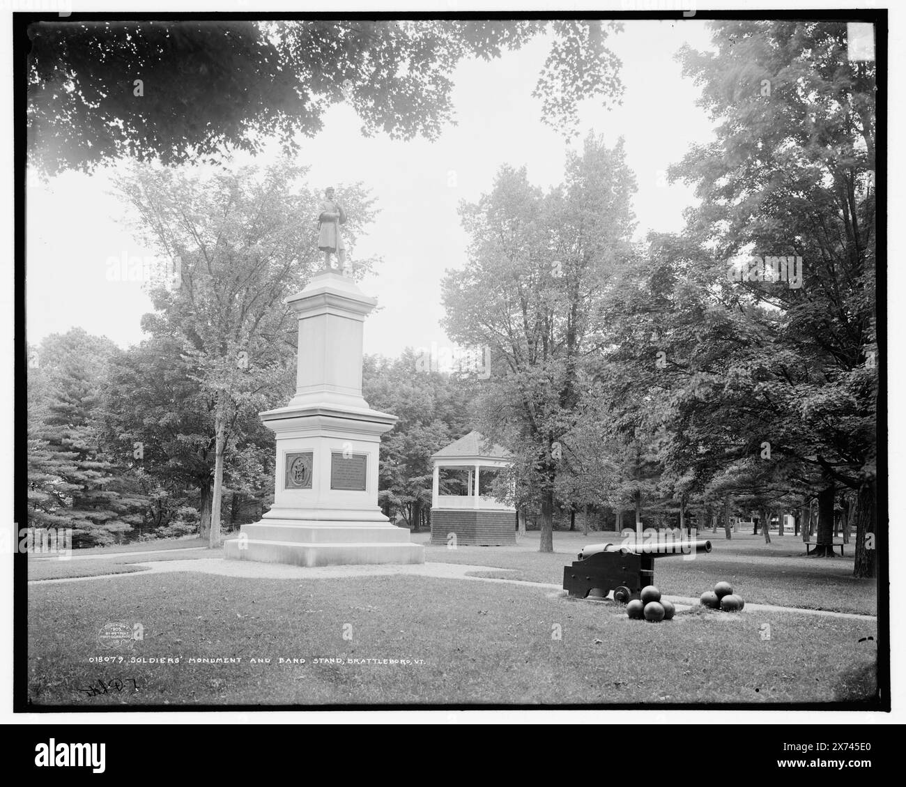 Soldiers' Monument and band stand, Brattleboro, Vt., '2291 A' su negative., Detroit Publishing Co. N. 018079., Gift; State Historical Society of Colorado; 1949, Monuments & Memorials. , Cannoni. , Bandstands. , Stati Uniti, storia, Guerra civile, 1861-1865. , Stati Uniti, Vermont, Brattleboro. Foto Stock