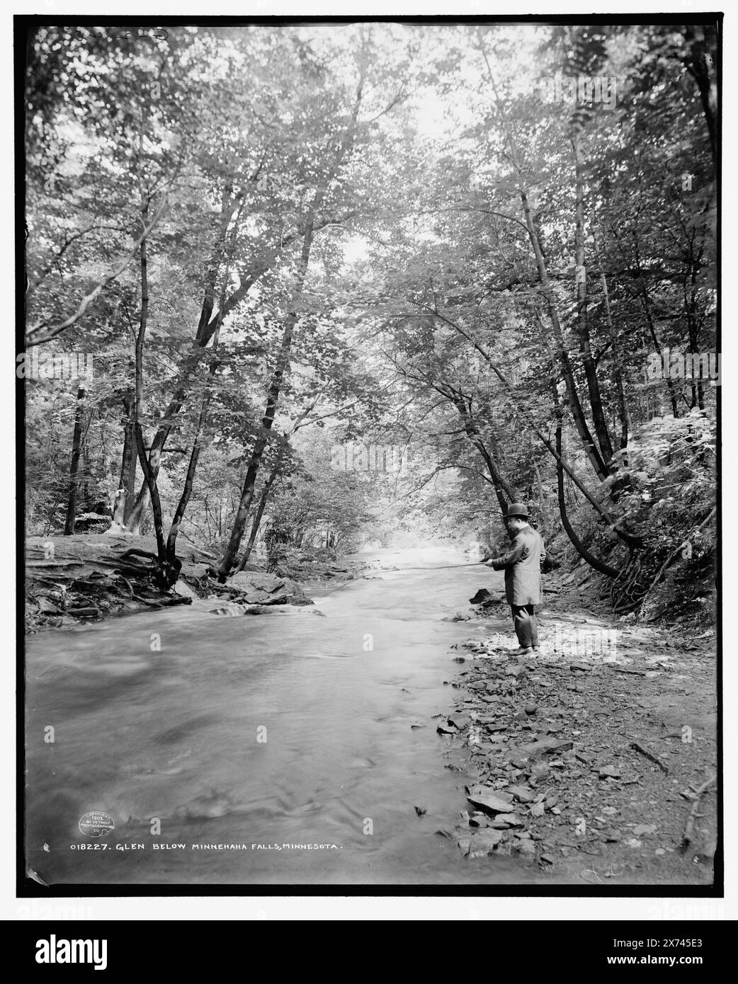Glen Below Minnehaha Falls, Minneapolis, Minnesota, 'G 2140' su negative., Detroit Publishing Co. No 018227., Gift; State Historical Society of Colorado; 1949, Valleys. , Pesca. , Flussi. , Stati Uniti, Minnesota, Minneapolis. Foto Stock