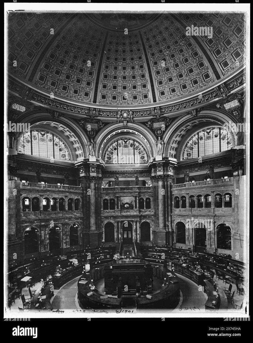 Sala lettura in rotunda, Biblioteca del Congresso, 'Copy orig. AAC 6/1901' su negativo, corrispondente trasparenza vetro (LC-D4-18 x) disponibile su telaio videodisc 1A-28662., Detroit Publishing Co. N.. 013146., Gift; State Historical Society of Colorado; 1949, Library of Congress Thomas Jefferson Building (Washington, D.C.) , Libraries. , Interni. , Rotonda. , Stati Uniti, Distretto di Columbia, Washington (D.C.) Foto Stock