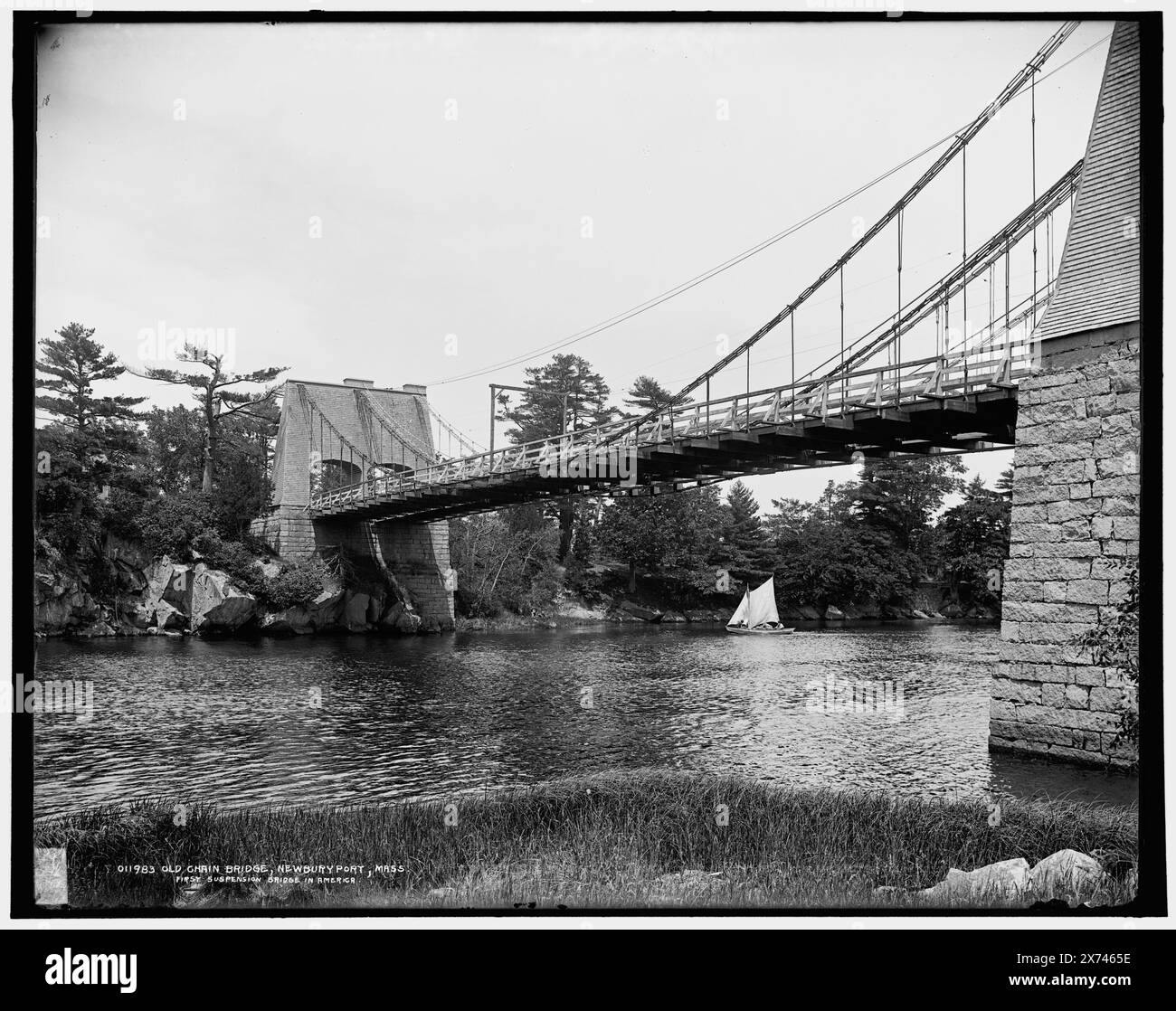 Vecchio ponte a catena, Newburyport, Massachusetts, primo ponte sospeso in America, '83' su negative., Detroit Publishing Co. N. 011983., Gift; State Historical Society of Colorado; 1949, Bridges. , Stati Uniti, Massachusetts, Newburyport. Foto Stock