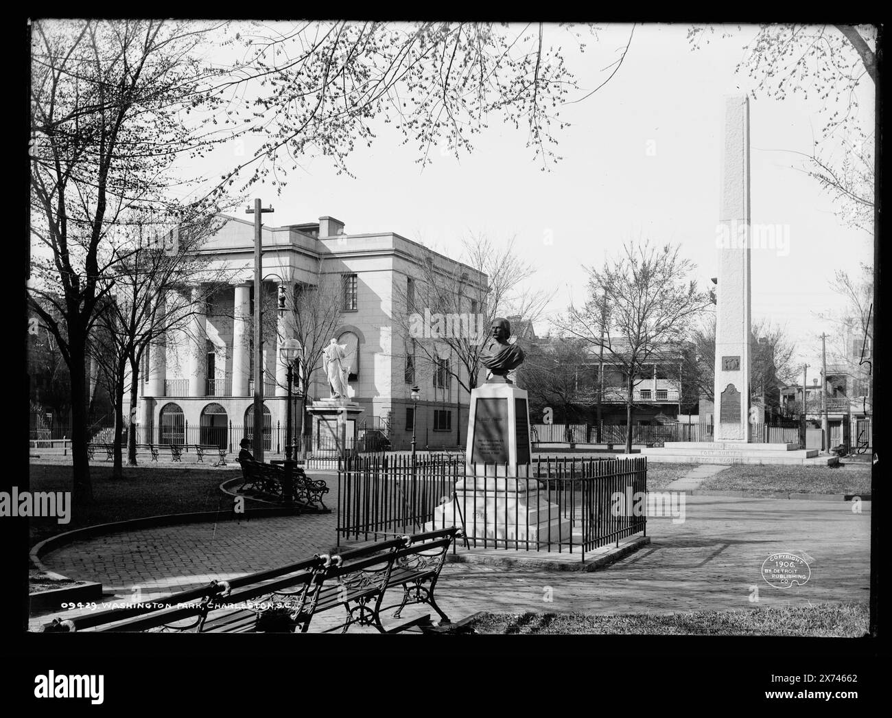 Washington Park, Charleston, S.C., 'A-2' in negativo., monumento alla Guerra civile dietro il busto di Henry Timrod., Detroit Publishing Co. N. 09429., Gift; State Historical Society of Colorado; 1949, Timrod, Henry, 1828-1867, statue. , Obelischi. , Parchi. , Monumenti e memoriali. , Scultura. , Stati Uniti, storia, Guerra civile, 1861-1865. , Stati Uniti, Carolina del Sud, Charleston. Foto Stock