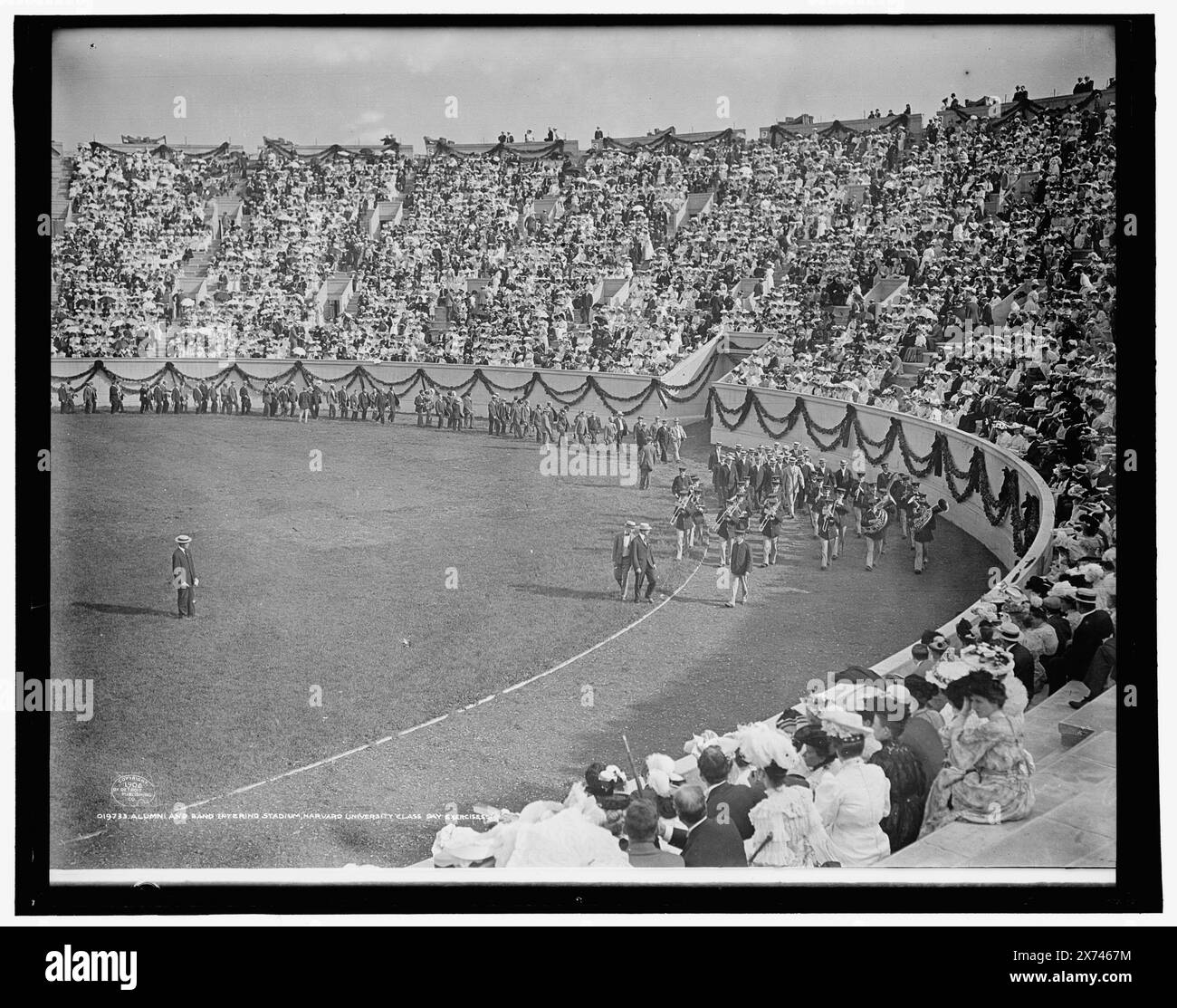 Alumni e band che entrano nello stadio, gli esercizi della Harvard University, Detroit Publishing Co. No 019733., Gift; State Historical Society of Colorado; 1949, Università di Harvard. , Università e college. , Bande. , Stadi. , Folle. , Riti e cerimonie. , Stati Uniti, Massachusetts, Boston. Foto Stock
