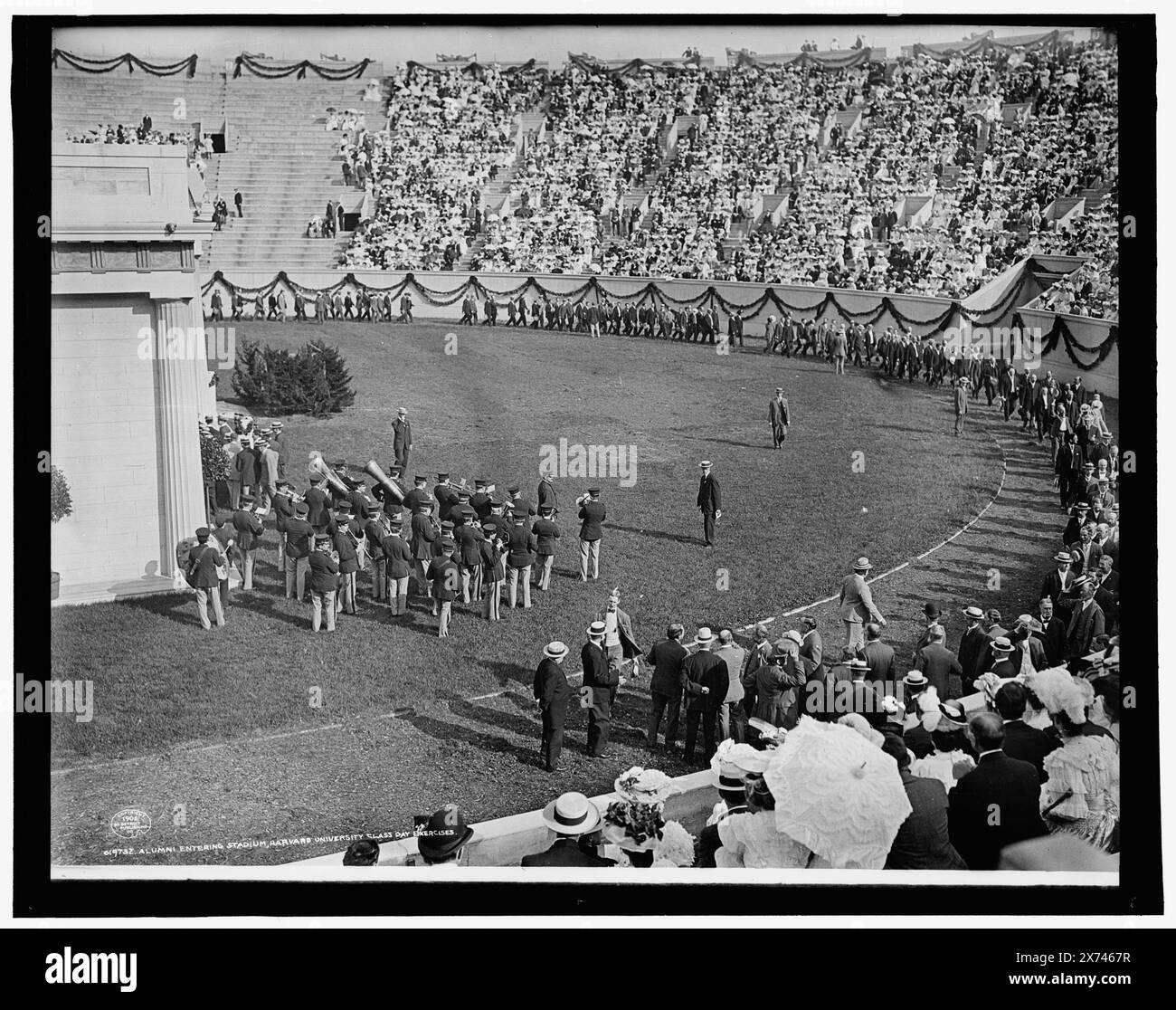 Alumni che entrano nello stadio, gli esercizi giornalieri dell'Università di Harvard, Detroit Publishing Co. N.. 019732., Gift; State Historical Society of Colorado; 1949, Università di Harvard. , Università e college. , Bande. , Stadi. , Folle. , Riti e cerimonie. , Stati Uniti, Massachusetts, Boston. Foto Stock