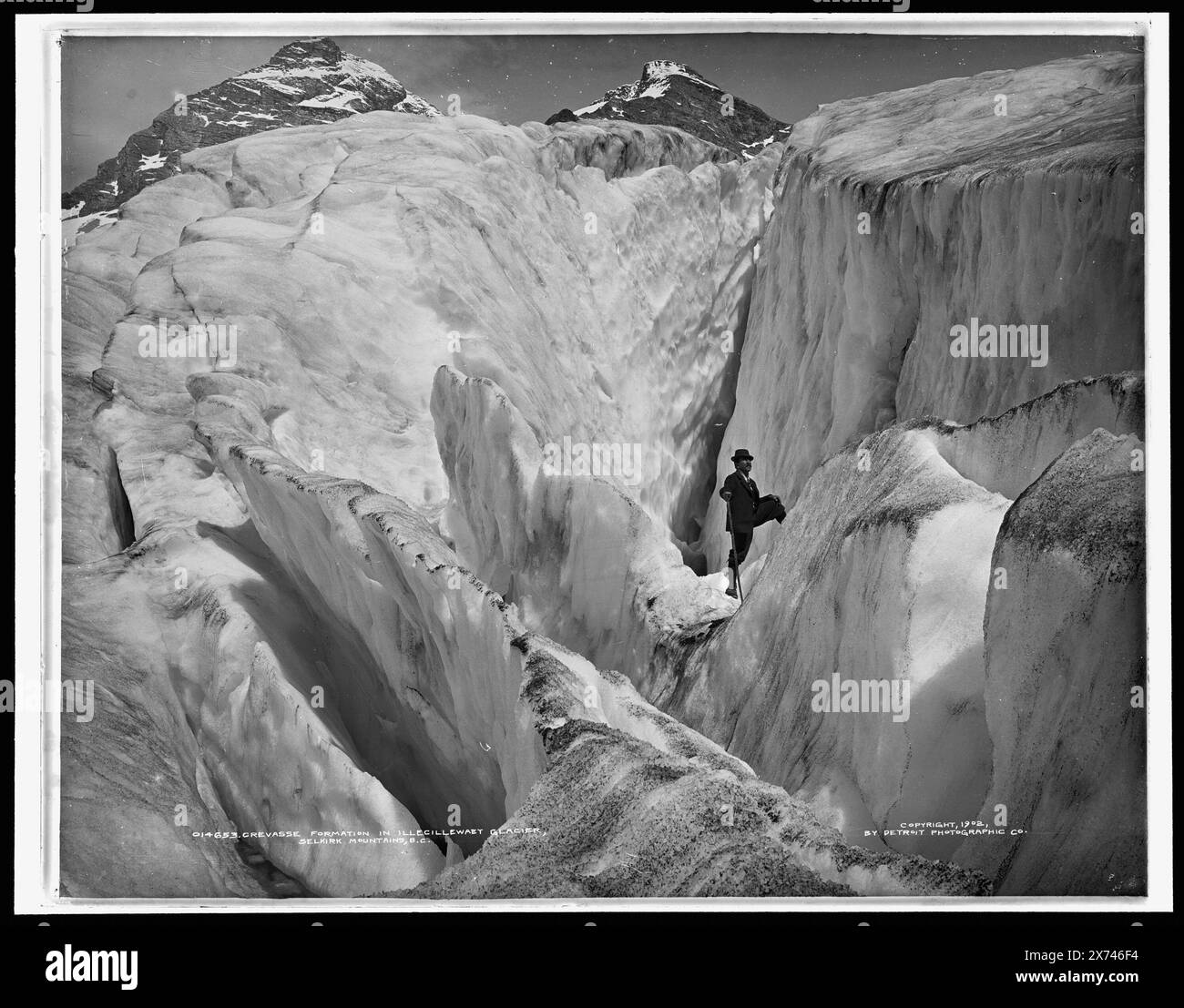 Formazione crepaccio nel Ghiacciaio Illecillewaet, Selkirk Mountains, B.C., Detroit Publishing Co. N. 014653., Gift; State Historical Society of Colorado; 1949, Glaciers. , Montagne. , Canada, Columbia Britannica. , Canada, Selkirk Range. Foto Stock