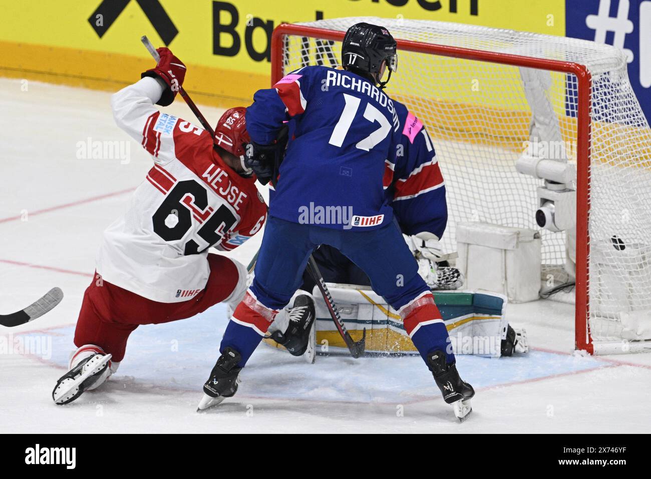 Praga, Repubblica Ceca. 17 maggio 2024. L-R ha segnato Christian Wejse (DEN) e Mark Richardson (GBR) in azione durante il Campionato del mondo IIHF 2024, gruppo A, match Gran Bretagna contro Danimarca, a Praga, Repubblica Ceca, il 17 maggio 2024. Crediti: Vit Simanek/CTK Photo/Alamy Live News Foto Stock