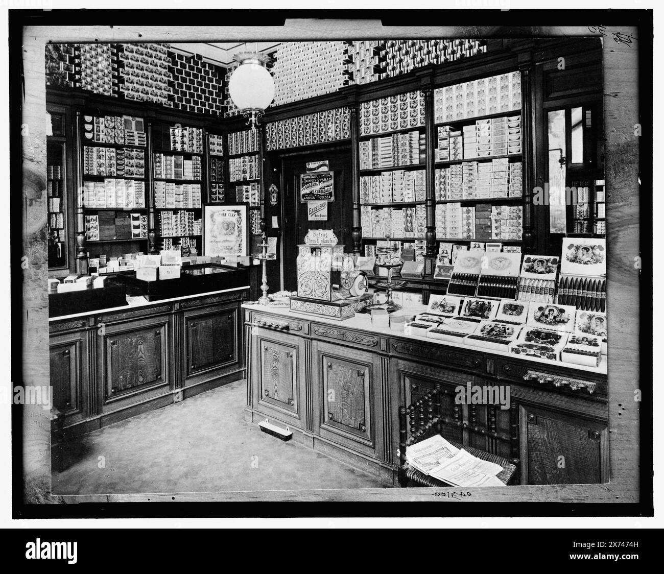 F.H. Marquardt Cigars, Coln, Germania, Title from jacket., 'Made especially for the National Cash Register Company' on jacket., '30' on negative., Detroit Publishing Co. N. 043100., Gift; State Historical Society of Colorado; 1949, Tobacco Shops. , Interni. , Registratori di cassa. , Germania, Colonia. Foto Stock