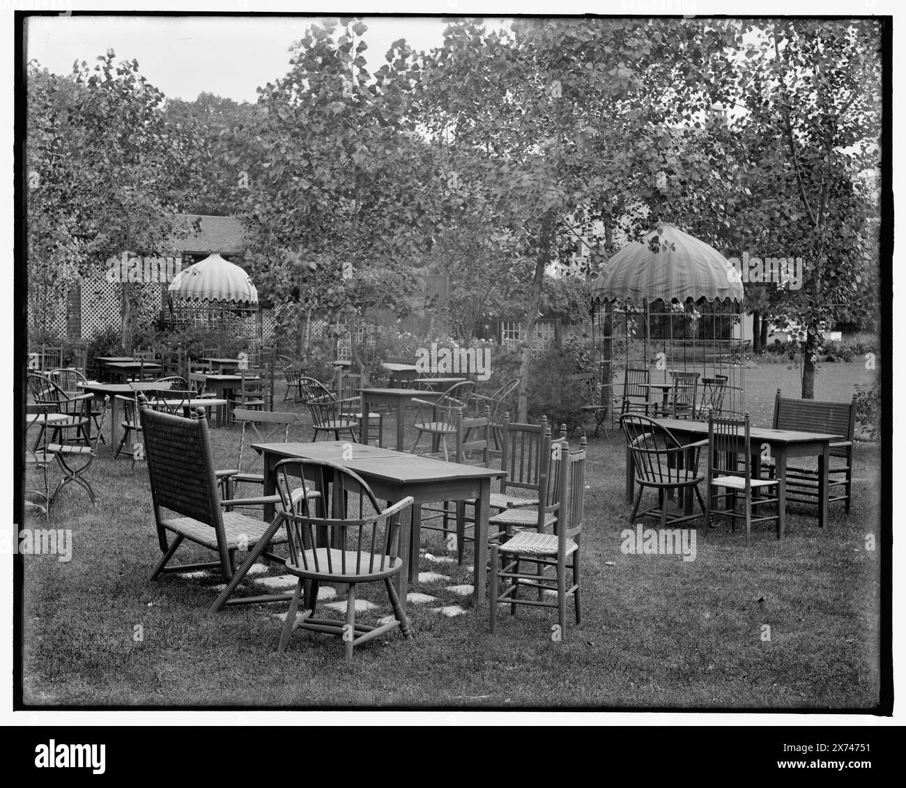 Garden, North Shore Grill Club, Magnolia, Mass., Title from jacket., 'No. 17' on negative., Detroit Publishing Co. No 039835., Gift; State Historical Society of Colorado; 1949, Gardens. , Mobili. , Club. , Stati Uniti, Massachusetts, Gloucester. Foto Stock