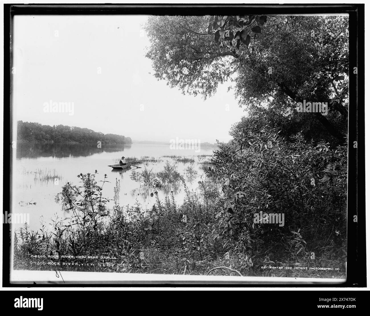 Vista sul fiume Rock vicino a Dixon, Ill., secondo titolo su negative: una scena sul Chicago & North Western Ry., '98' su negativo., corrispondente trasparenza vetro (stesso codice di serie) disponibile sul telaio videodisco 1A-28874., disponibile anche come stampa fotografica nel LOTTO 9090 con copia negativa LC-USZ62-82776 (pellicola in bianco e nero copia neg.), Detroit Publishing Co. n. 04606., Gift; State Historical Society of Colorado; 1949, Rivers. , Stati Uniti, Illinois, Dixon. , Stati Uniti, Illinois, Rock River. Foto Stock