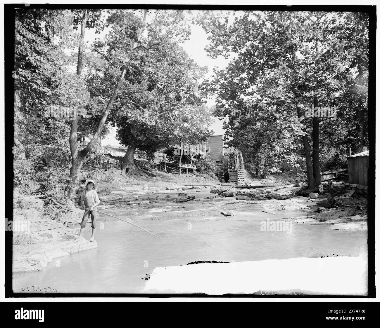 Mulino ad acqua della Virginia, Natural Bridge, Virginia, Title from jacket., Old Red Mill in Red Mills, Virginia, "G 8082" su negative., Detroit Publishing Co. N. 500576., Gift; State Historical Society of Colorado; 1949, mulini ad acqua. , Fiumi. , Bambini a pesca. , Stati Uniti, Virginia, Red Mills. Foto Stock