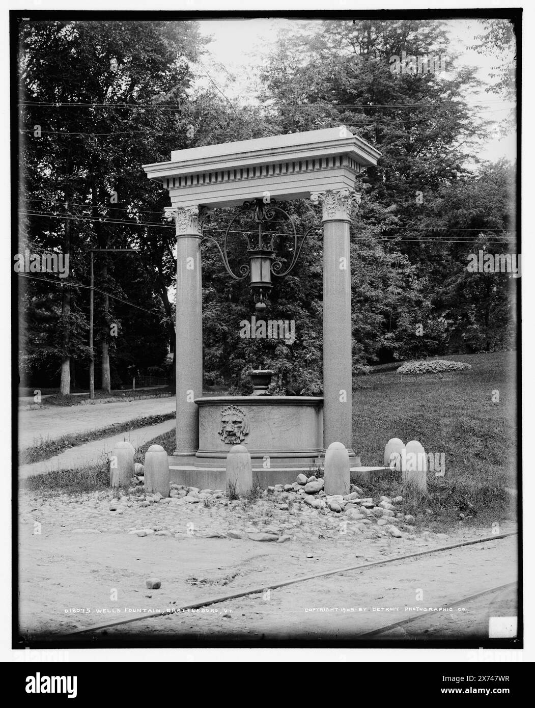 Wells Fountain, Brattleboro, Vt., '2290' su negative., Detroit Publishing Co. No 018075., Gift; State Historical Society of Colorado; 1949, Fountains. , Stati Uniti, Vermont, Brattleboro. Foto Stock