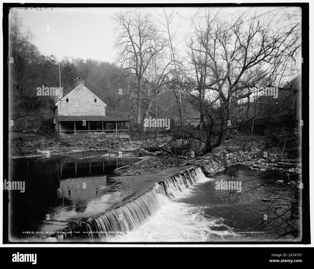 Vecchia diga del mulino sulla Wessahickon sic, Philadelphia, Pa., a Fairmount Park., '2735 G' su negative., Detroit Publishing Co. N. 018516., Gift; State Historical Society of Colorado; 1949, Dams. , Mills. , Parchi. , Stati Uniti, Pennsylvania, Filadelfia. , Stati Uniti, Pennsylvania, Wissahickon Creek. Foto Stock