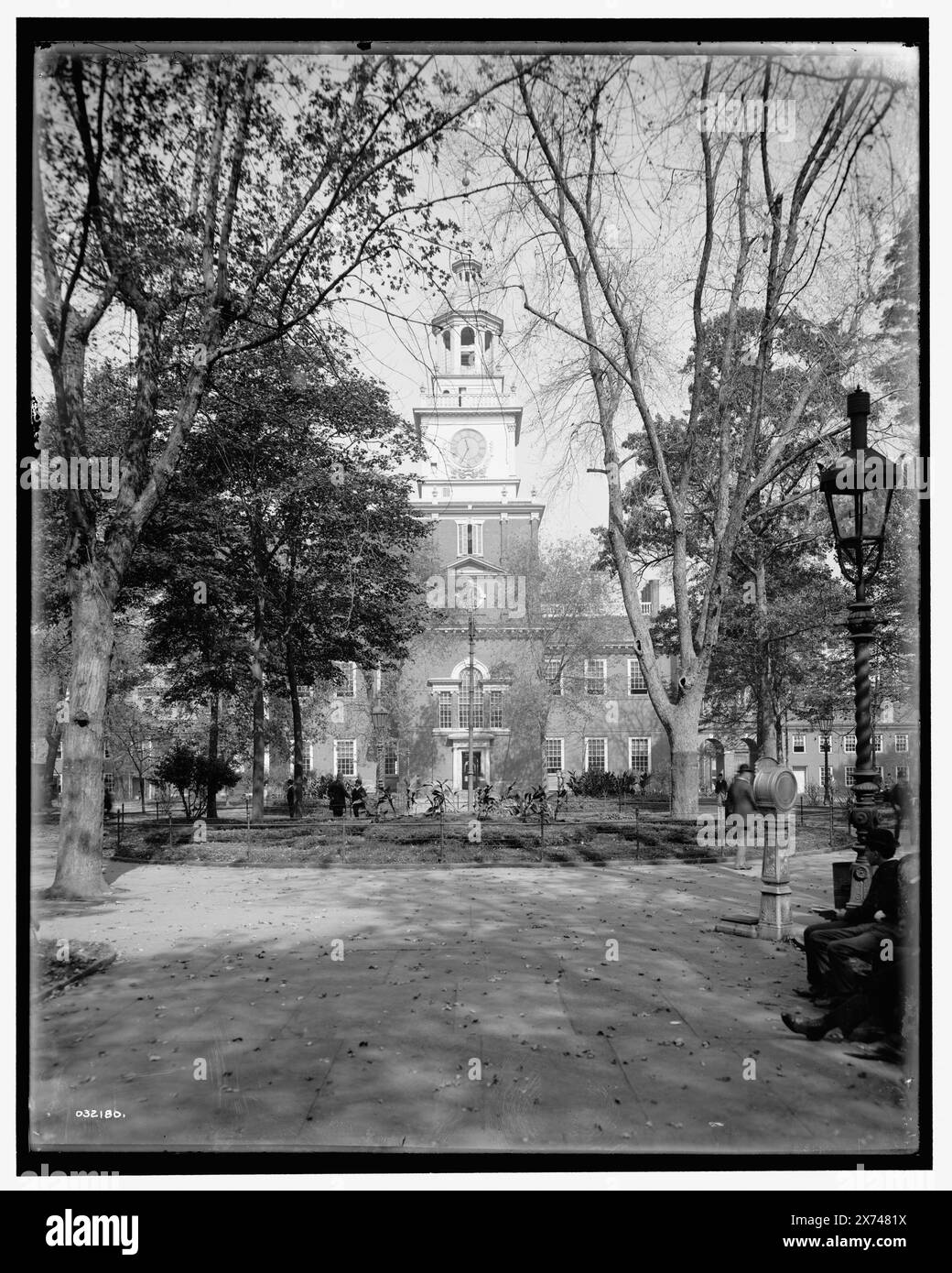 Independence Hall from Independence Square, Philadelphia, Pa., Title from jacket., '13 extra' on negative., Detroit Publishing Co. N. 032180., Gift; State Historical Society of Colorado; 1949, Plazas. , Capitoli. , Stati Uniti, Pennsylvania, Filadelfia. Foto Stock