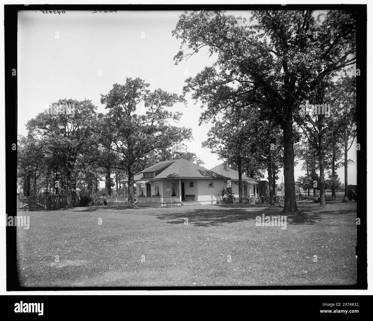 Country Club, vista distante, Walkerville, Ont., titolo dalla giacca. "C 406" in negativo. Detroit Publishing Co. n. 043455., Gift; State Historical Society of Colorado; 1949, Country Club. , Clubhouse. , Canada, Ontario, Windsor. Foto Stock