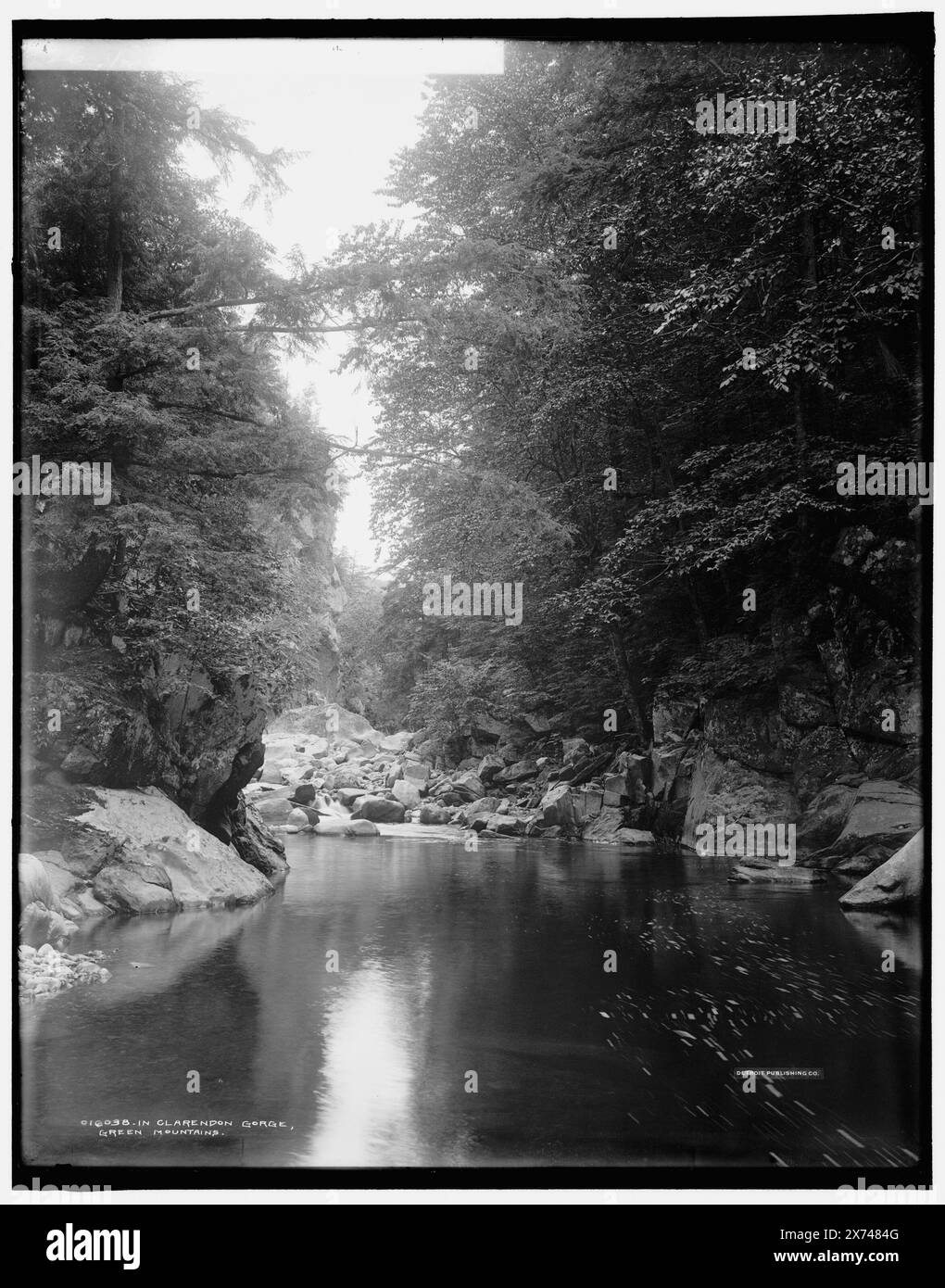 In Clarendon Gorge, Green Mountains, Data basata su Detroit, Catalogue J Supplement (1901-1906)., '26' on negative., Detroit Publishing Co. N.. 016038., Gift; State Historical Society of Colorado; 1949, Canyons. , Fiumi. , Stati Uniti, Vermont, Green Mountains. , Stati Uniti, Vermont, East Clarendon. Foto Stock