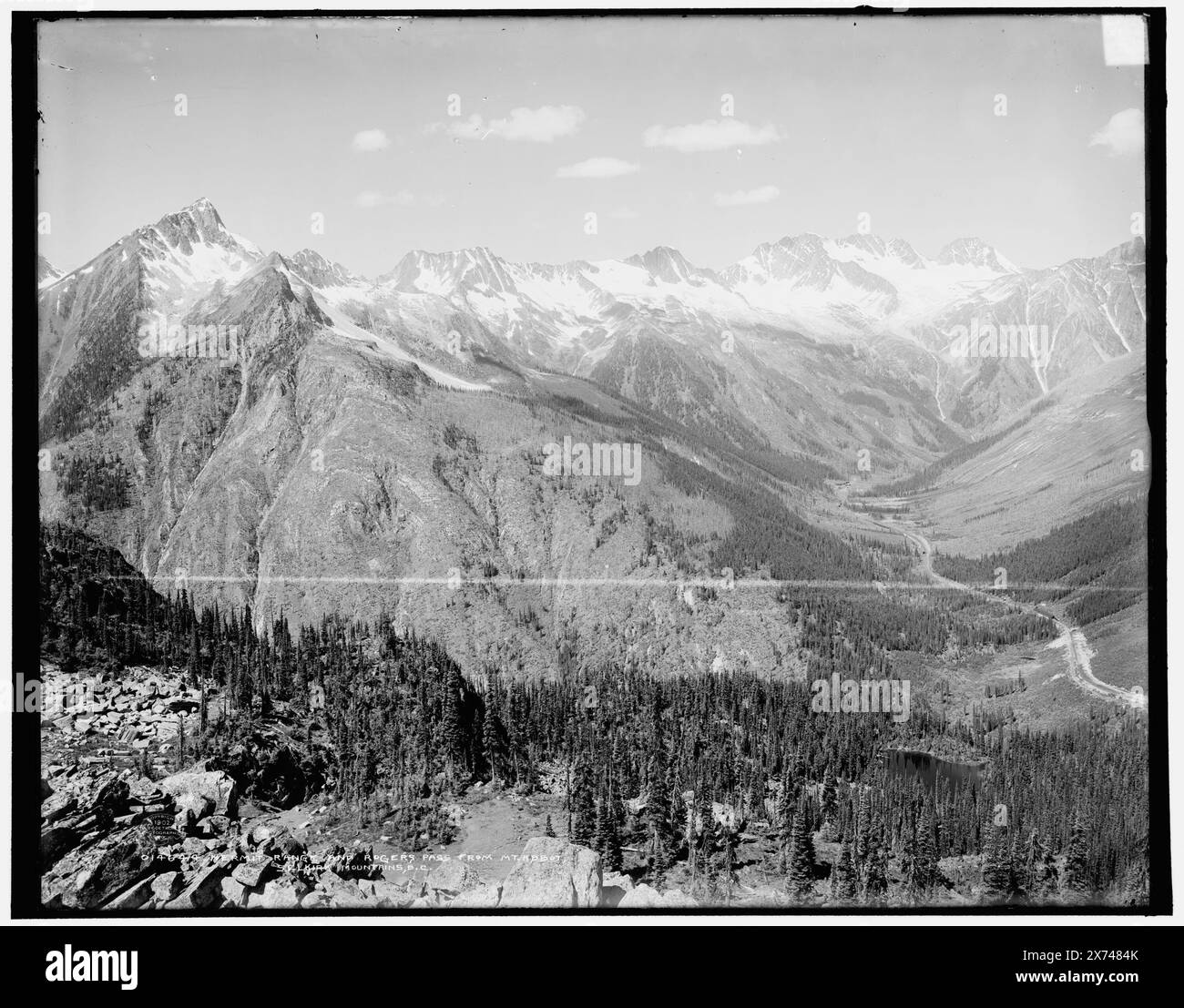 Hermit Range e Roger's Pass dal Monte Abbot, Selkirk Mountains, B.C., '1068' su negative., Detroit Publishing Co. N. 014644., Gift; State Historical Society of Colorado; 1949, Passes (Landforms) , Mountains. , Canada, Columbia Britannica. , Canada, Selkirk Range. Foto Stock