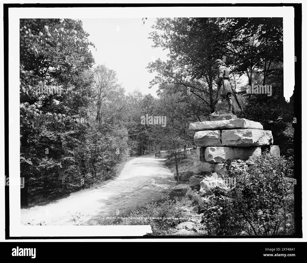 Monumento a Daniel Boone, Cherokee Park, Louisville, Ky., trasparenza vetro corrispondente (con lo stesso codice di serie) disponibile su videodisc frame 1A-30864., 'G 4324' su negativo., Detroit Publishing Co. N.. 070036., Gift; State Historical Society of Colorado; 1949, Boone, Daniel, 1734-1820, statue. , Scultura. , Strade. , Parchi. , Stati Uniti, Kentucky, Louisville. Foto Stock