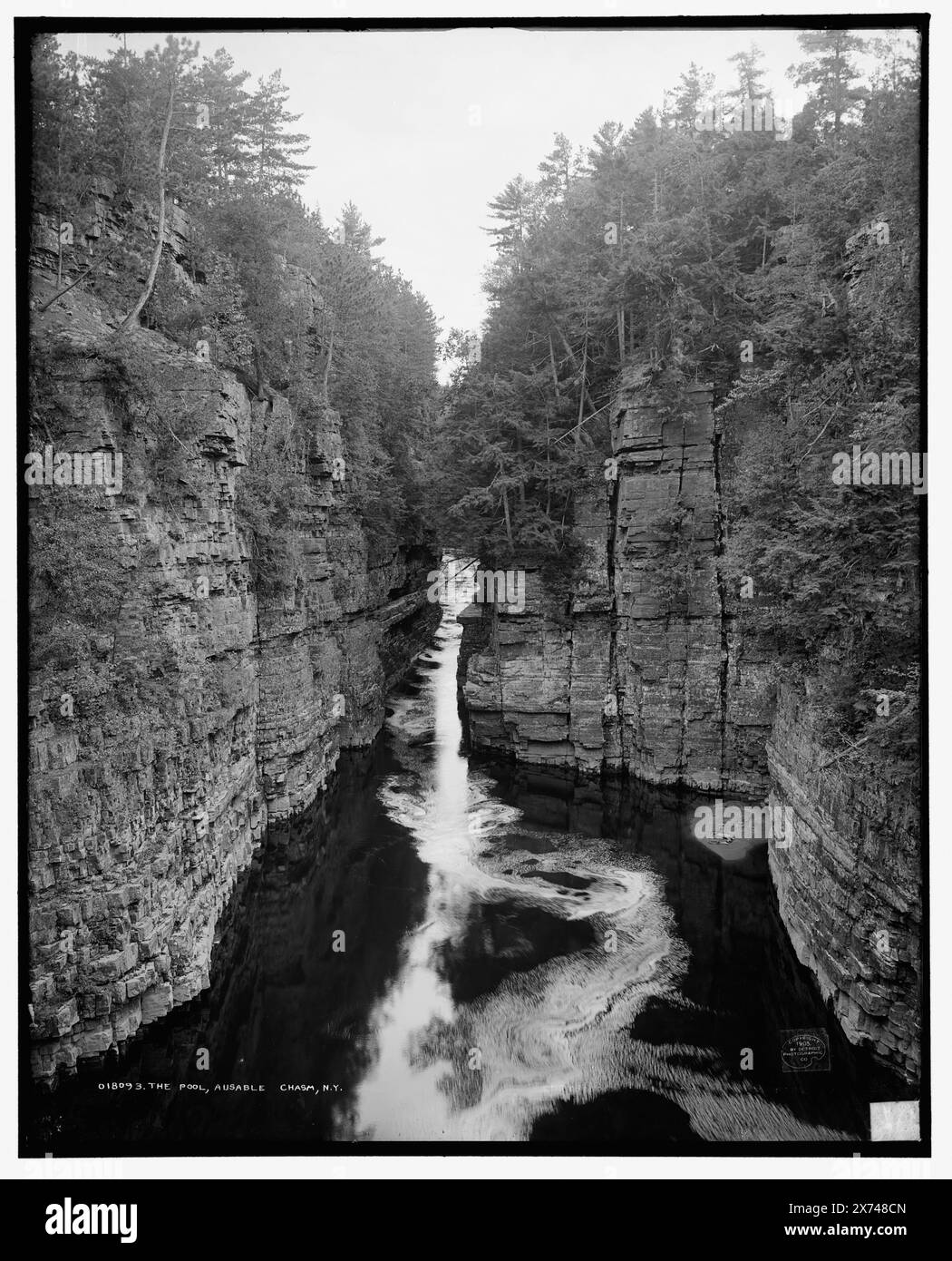 The Pool, Ausable Chasm, N.Y., '2465 A' su negative., Detroit Publishing Co. No 018093., Gift; State Historical Society of Colorado; 1949, formazioni rocciose. , Canyons. , Fiumi. , Stati Uniti, New York (Stato), Ausable River. Foto Stock