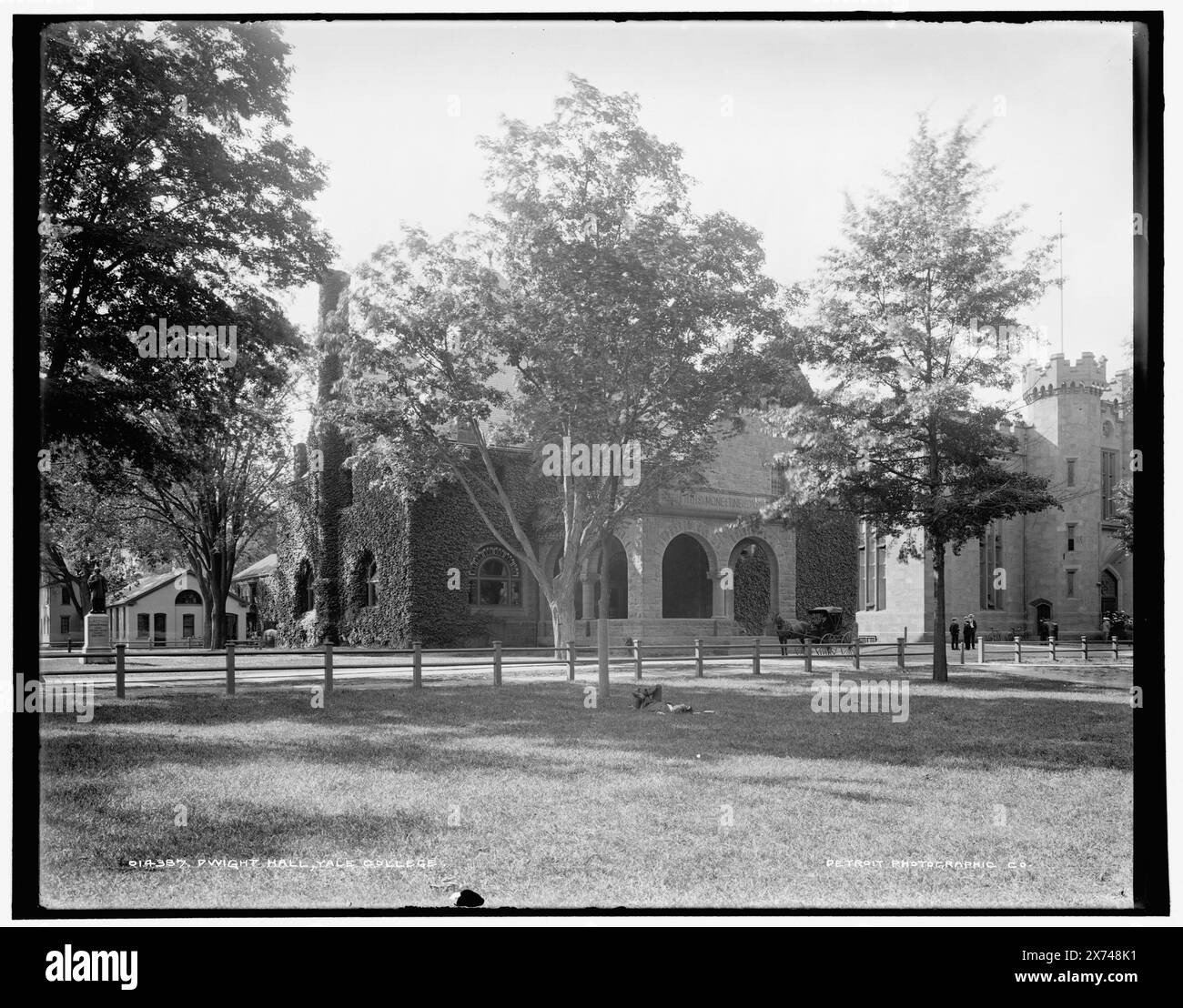 Dwight Hall, Yale College, Date based on Detroit, Catalogue J Supplement (1901-1906)., '58' on negative., Detroit Publishing Co. N.. 014387., Gift; State Historical Society of Colorado; 1949, Yale University. , Università e college. , Strutture educative. , Stati Uniti, Connecticut, New Haven. Foto Stock