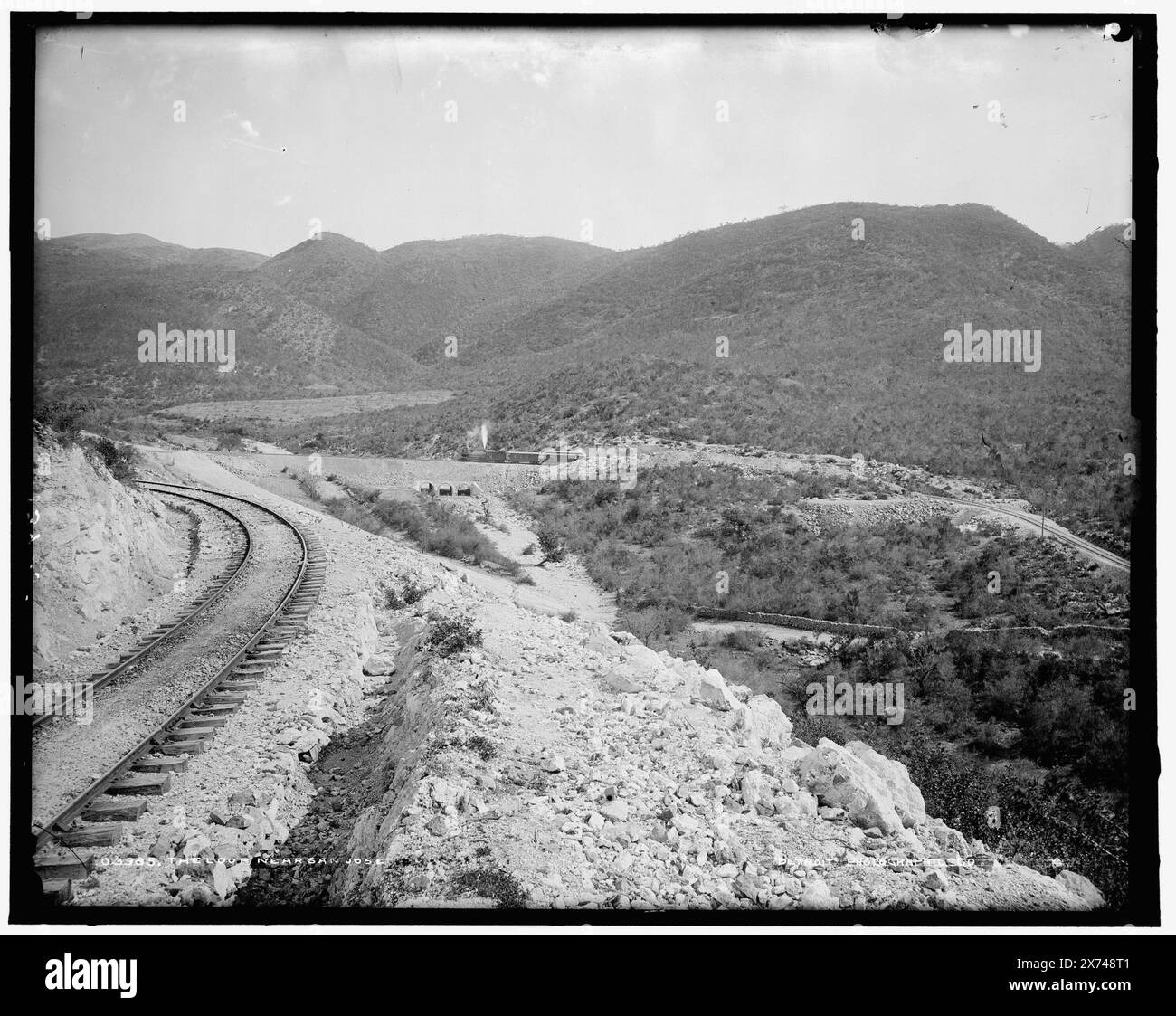 Loop vicino a San Jose, The, Detroit Publishing Co. N. 03985., Gift; State Historical Society of Colorado; 1949, Railroad Tracks. , Montagne. , Messico, San Jose. , Messico, montagne di Santa Cruz. Foto Stock