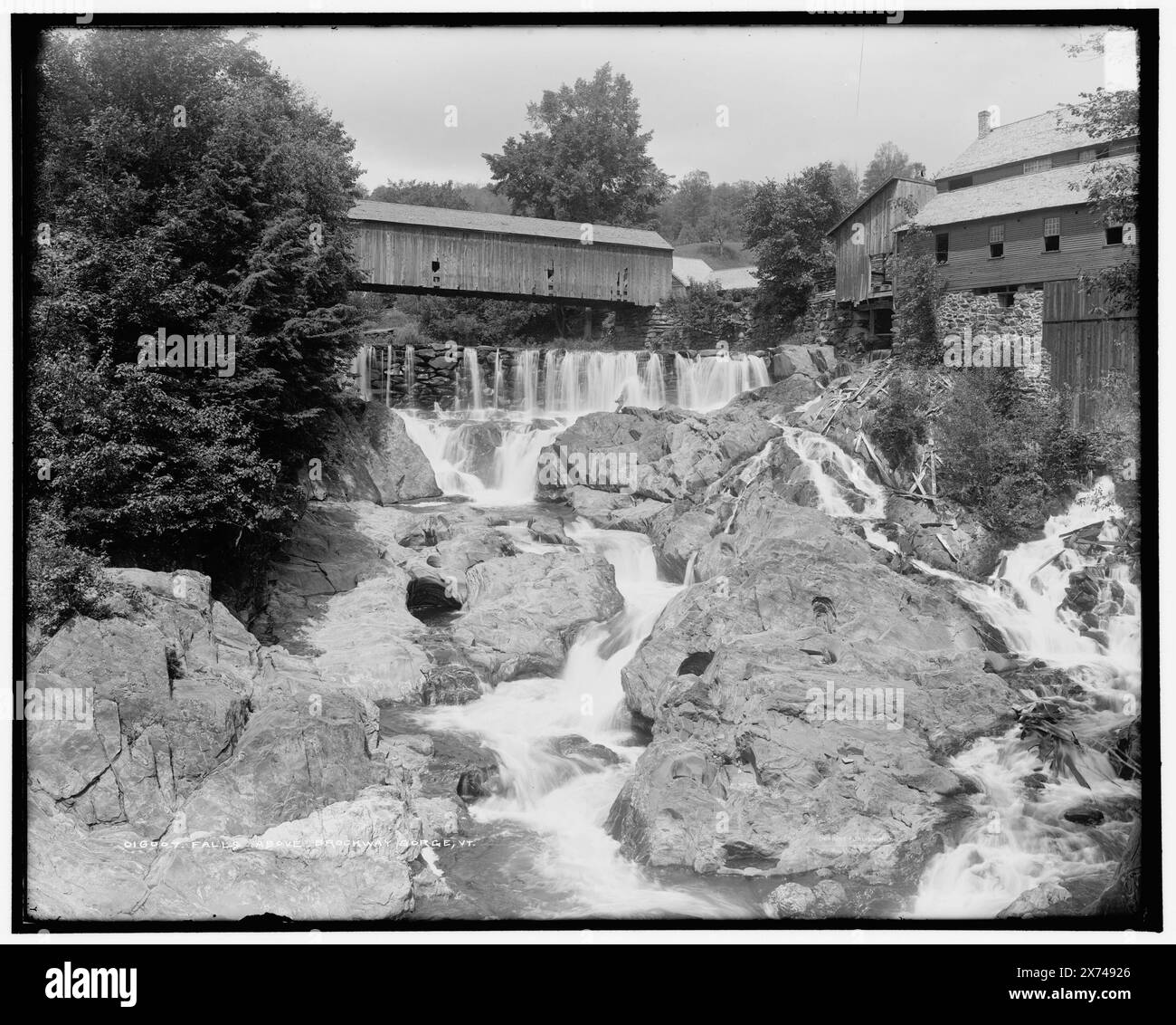Si trova sopra Brockway Gorge, V., Jacket title: Falls above Brockway Gorge, Connecticut River Valley, V., '8' su negative., Detroit Publishing Co. N. 016007., Gift; State Historical Society of Colorado; 1949, ponti coperti. , Cascate. , Stati Uniti, Vermont. , Stati Uniti, fiume Connecticut. Foto Stock