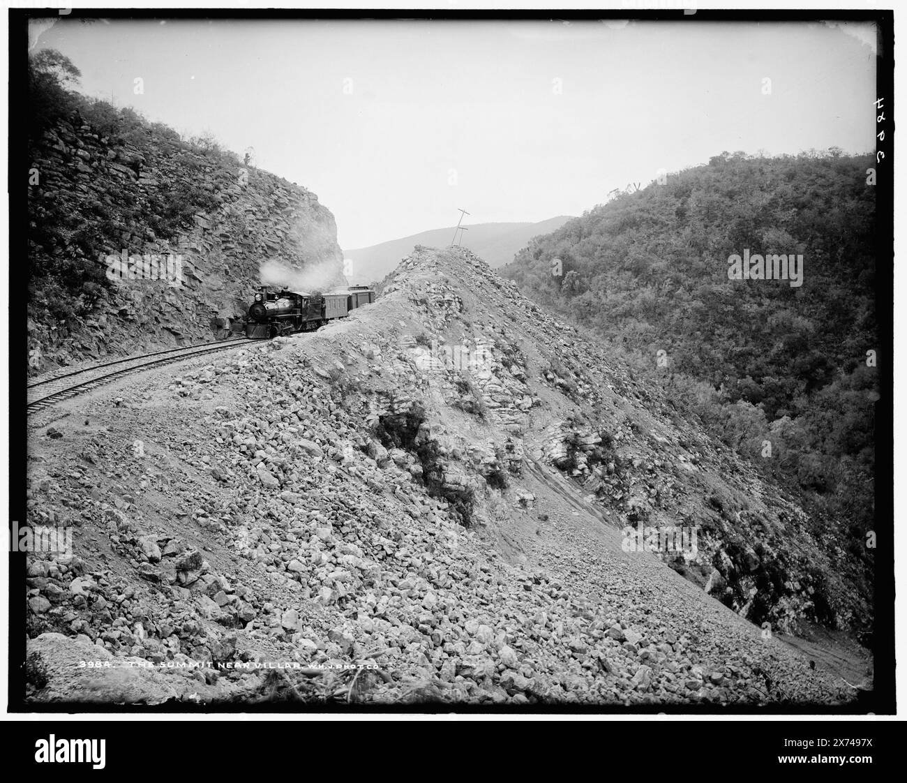Summit Near Villar, The, locale in Mexico basato sul Catalogo delle viste di W.H. Jackson (1898), 'W.H.J. Phot. Co.' su negative., Detroit Publishing Co. No 3984., Gift; State Historical Society of Colorado; 1949., informazioni non verificate in questo record. 752 Field, Mexican Central Railway. , Società ferroviarie. , Locomotive ferroviarie. , Messico, Villar. Foto Stock