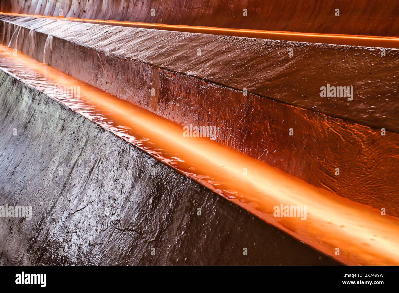 Primo piano della fontana illuminata sotto l'edificio CaixaForum di Madrid Foto Stock