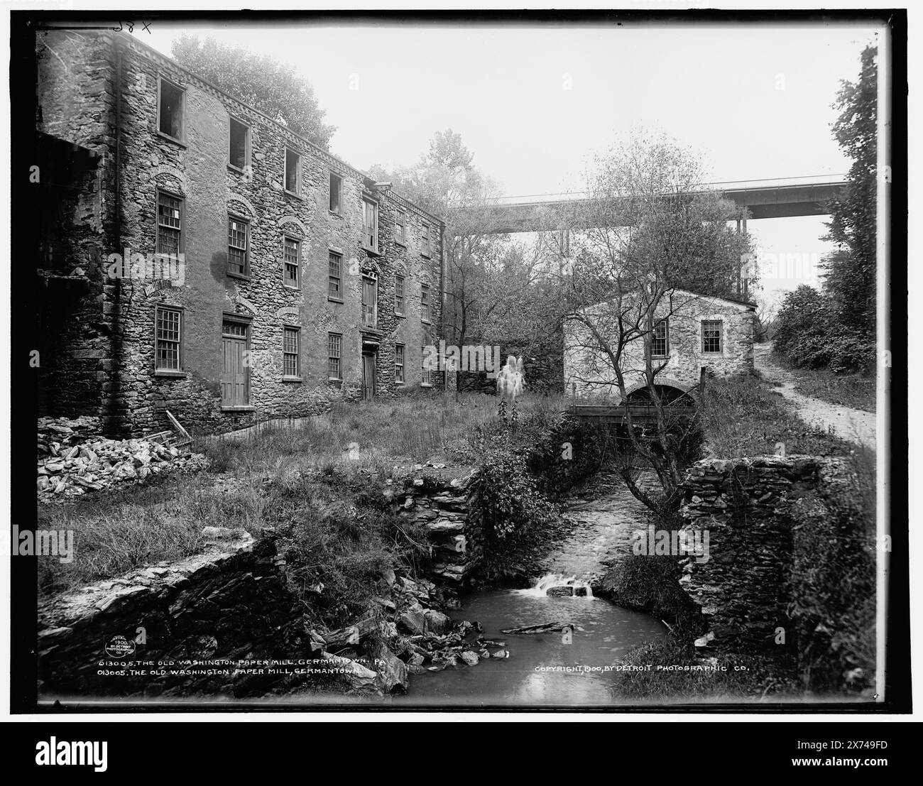 The Old Washington Paper Mill, Germantown, Pa., corrispondente vetro trasparente (con lo stesso codice di serie) disponibile su telaio videodisc 1A-29523., 'X 86' su negativo e trasparenza., Detroit Publishing Co. N.. 013005., Gift; State Historical Society of Colorado; 1949, Paper Industry. , Impianti industriali. , Stati Uniti, Pennsylvania, Filadelfia. Foto Stock