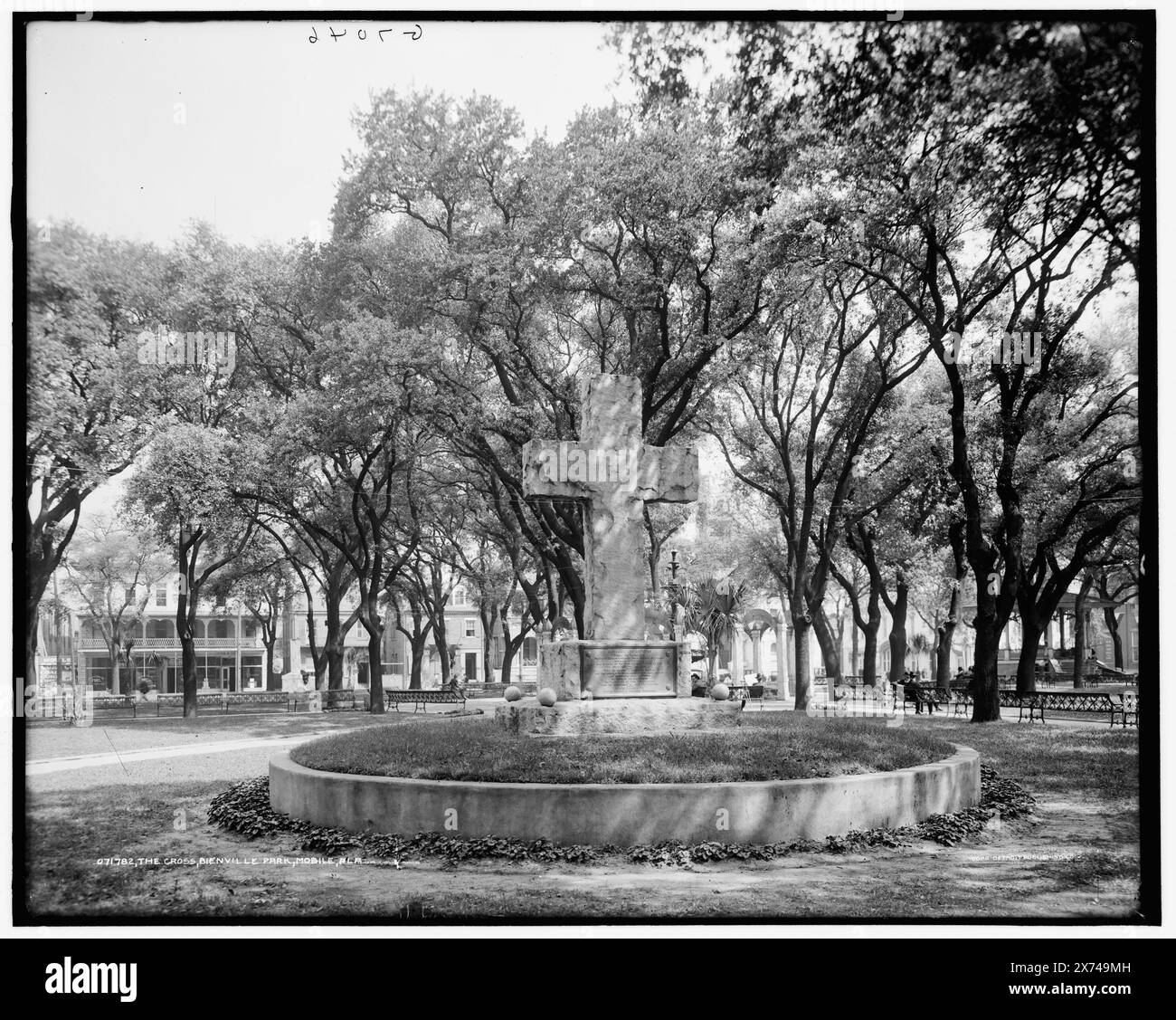 The Cross, Bienville Park i.e. Square, Mobile, Ala., "G 7046" su negative., Detroit Publishing Co. N.. 071782., Gift; State Historical Society of Colorado; 1949, Bienville, Jean Baptiste le Moyne, Sieur de, 1680-1768. , Incroci. , Monumenti e memoriali. , Parchi. , Stati Uniti, Alabama, Mobile. Foto Stock